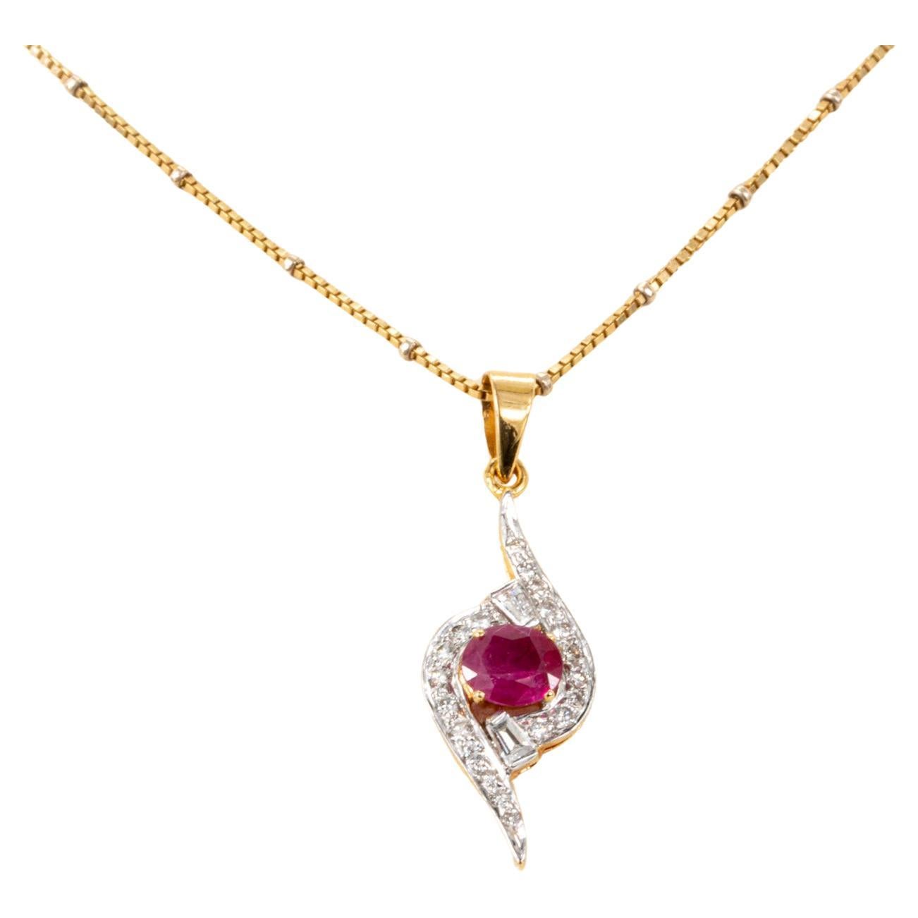 Collier en or jaune 18K avec pendentif en rubis et diamants