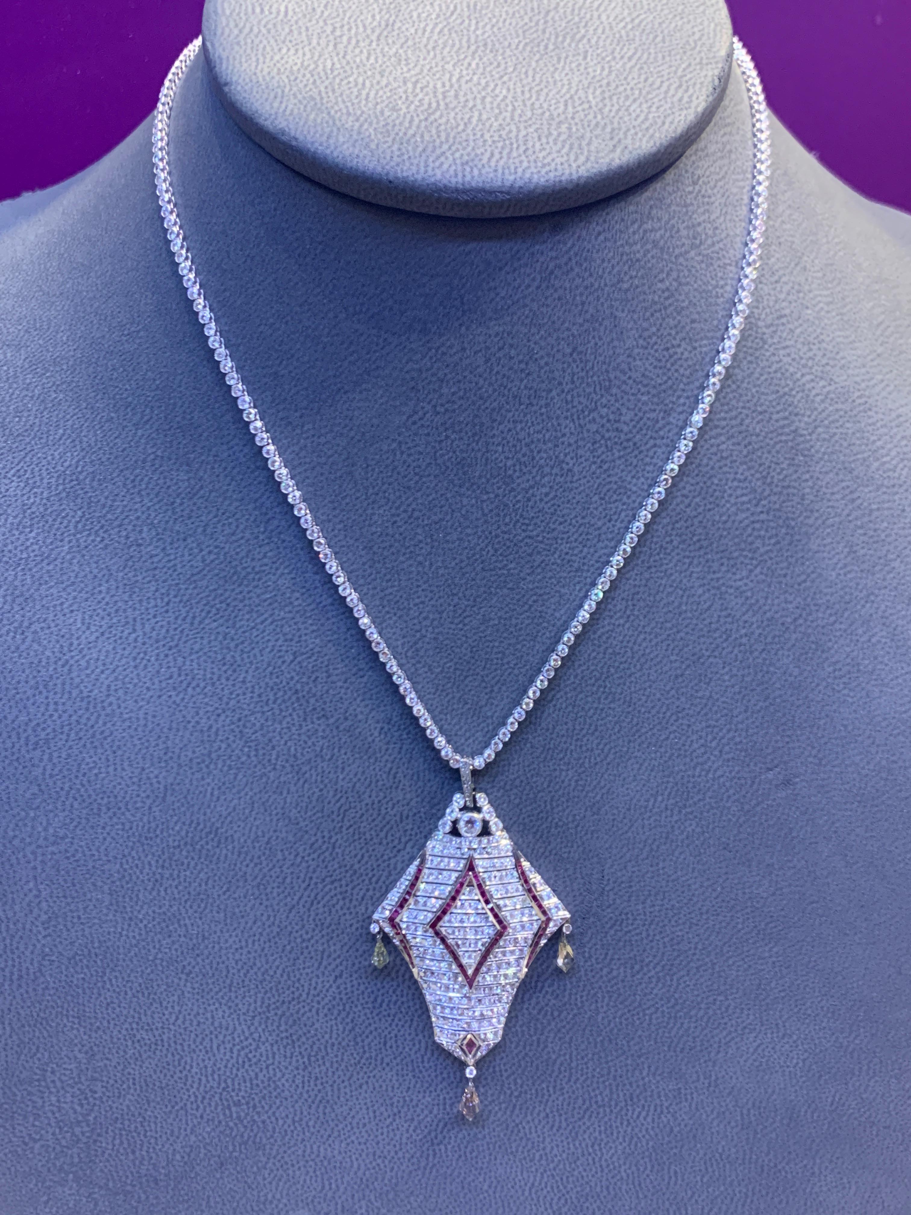 Collana con ciondolo in rubino e diamanti In condizioni ottime in vendita a New York, NY