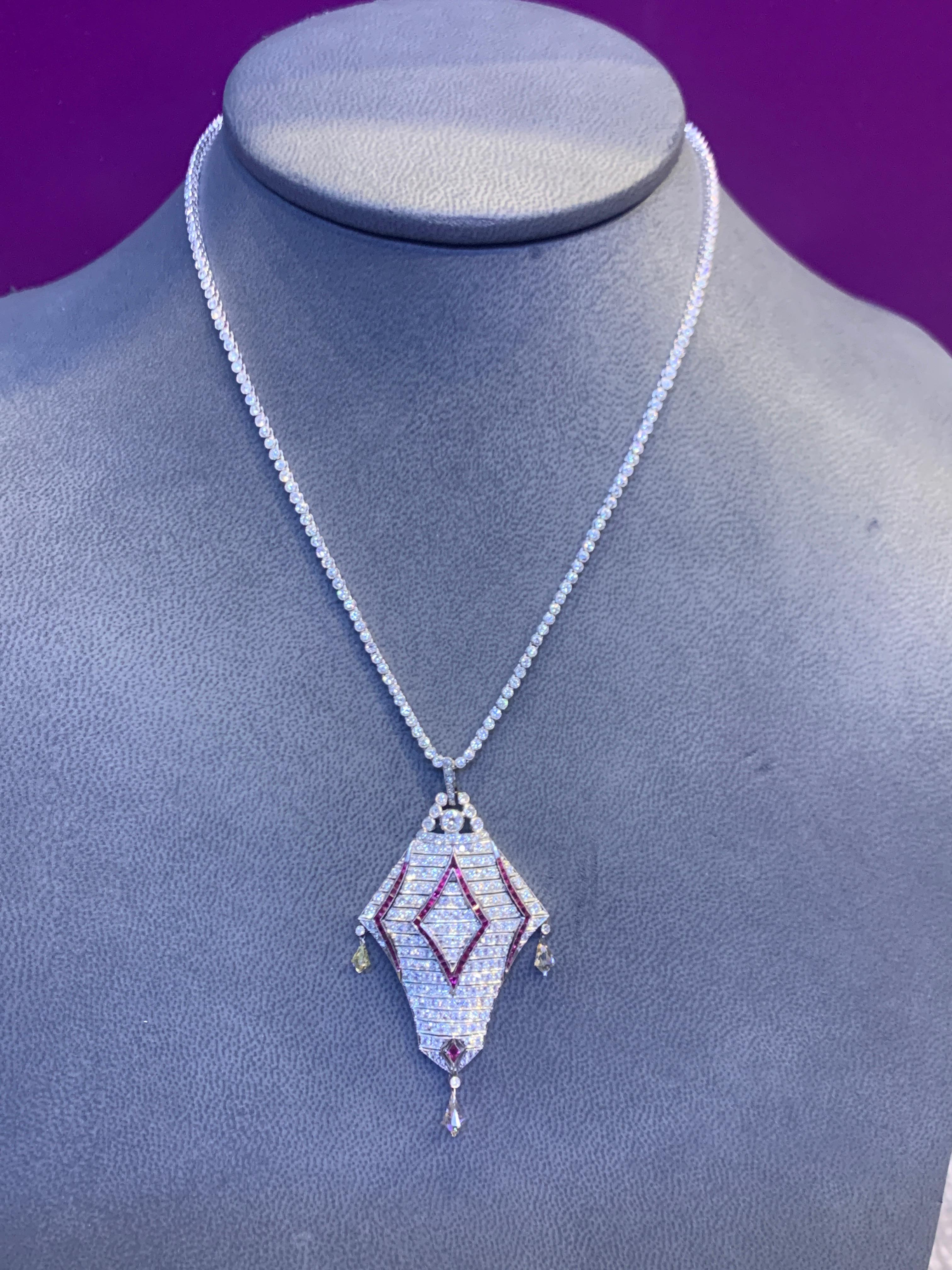 Collana con ciondolo in rubino e diamanti in vendita 2
