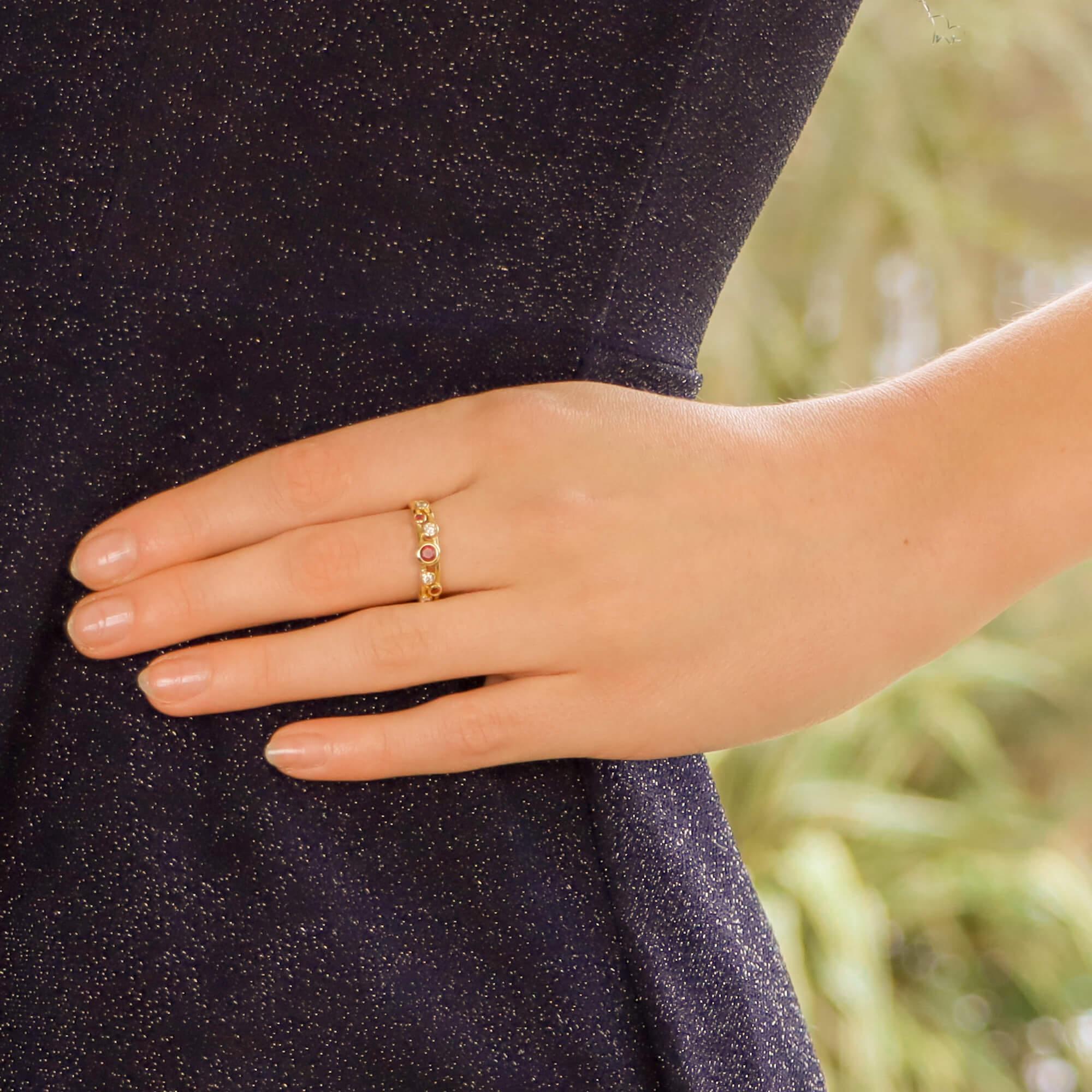 Ruby and Diamond Retro Bubble Ring Set in 18 Karat Yellow Gold In Good Condition In London, GB