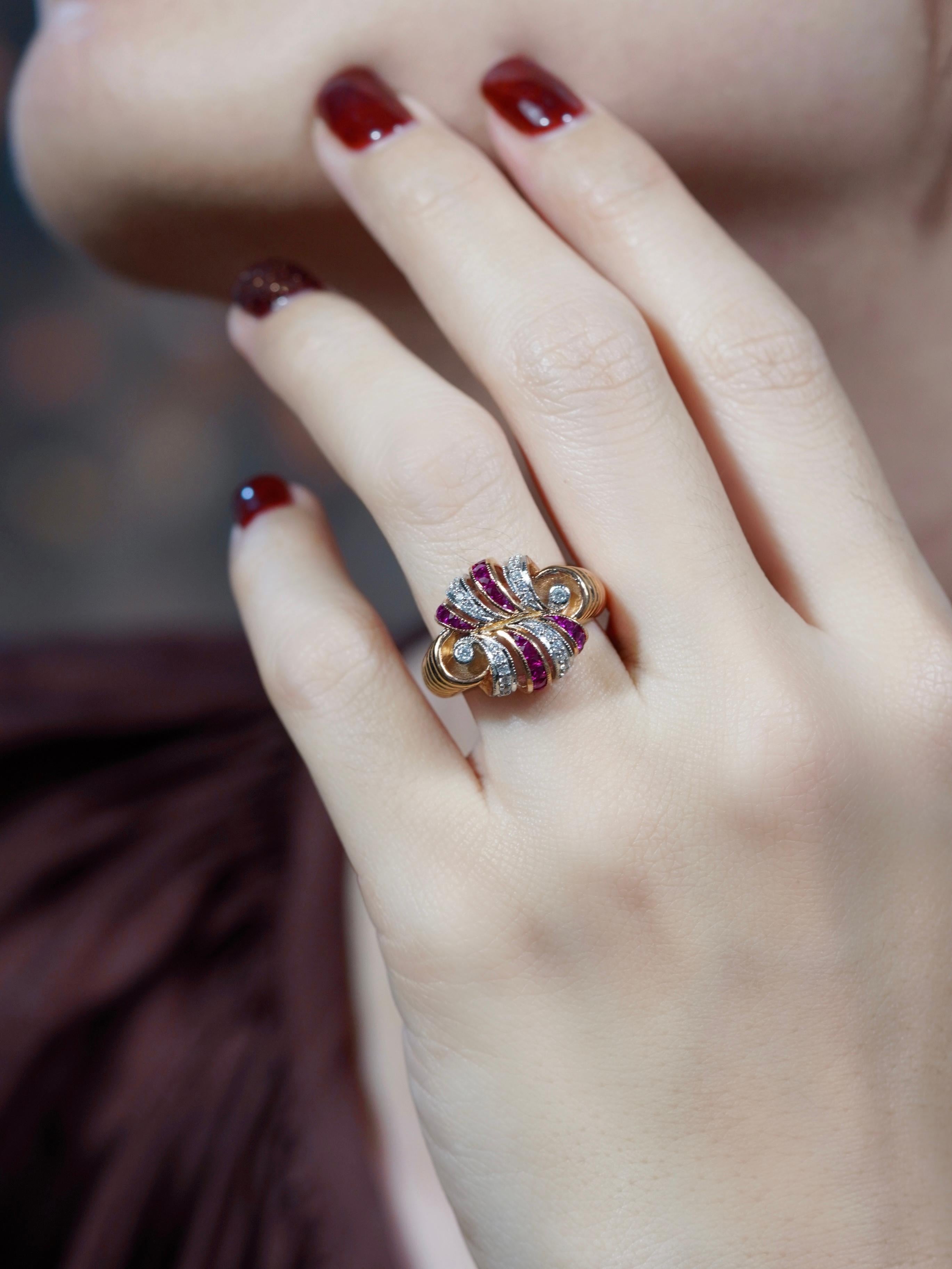 Inspirée par l'élégance antique, cette bague de style rétro présente un mélange captivant de rubis et de diamants de part et d'autre dans un motif alterné saisissant. En son cœur, un centre éblouissant est encadré dans un design classique de style