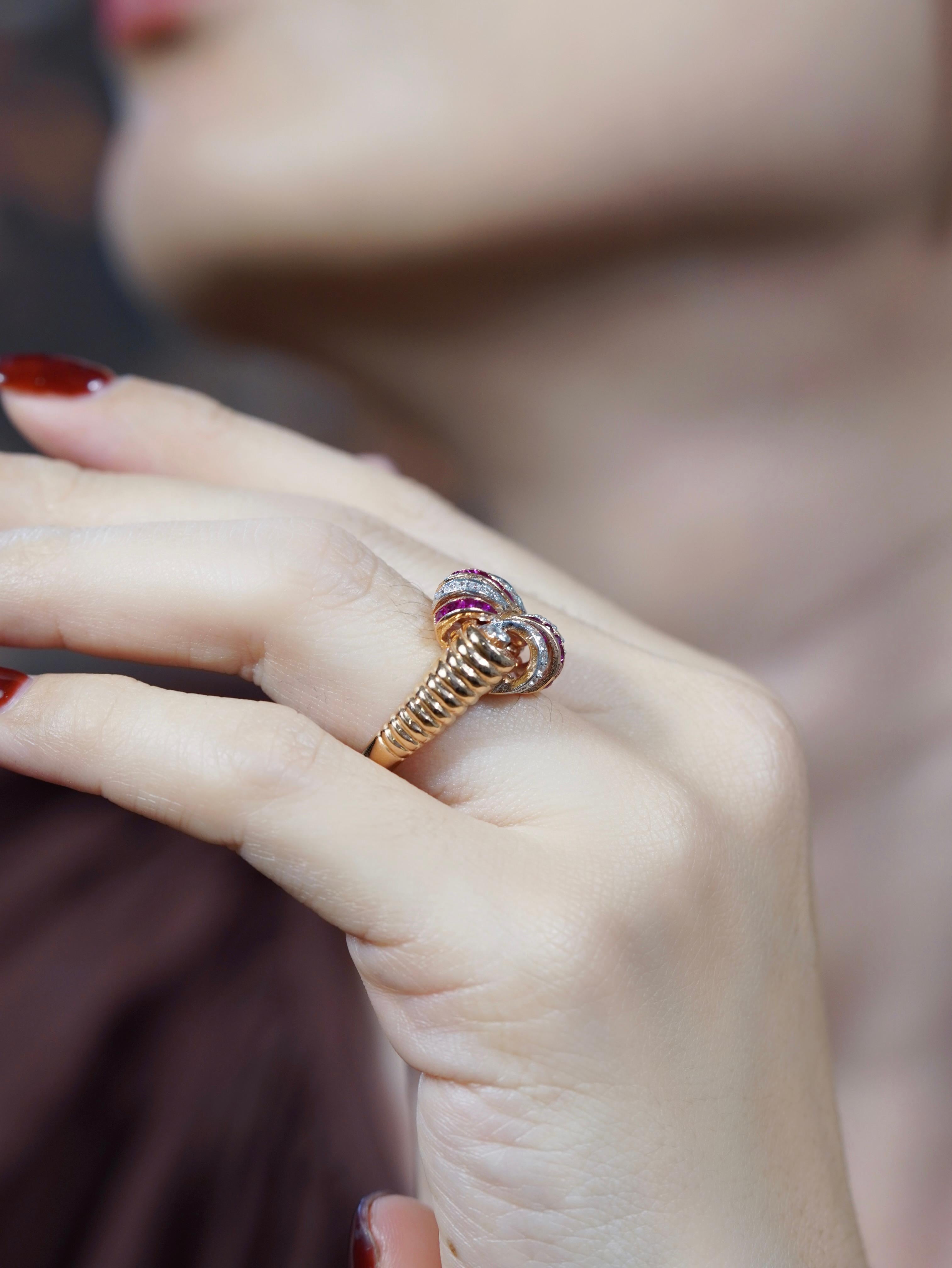 Art déco Bague cocktail en or rose 14 carats avec rubis et diamants de style rétro en vente