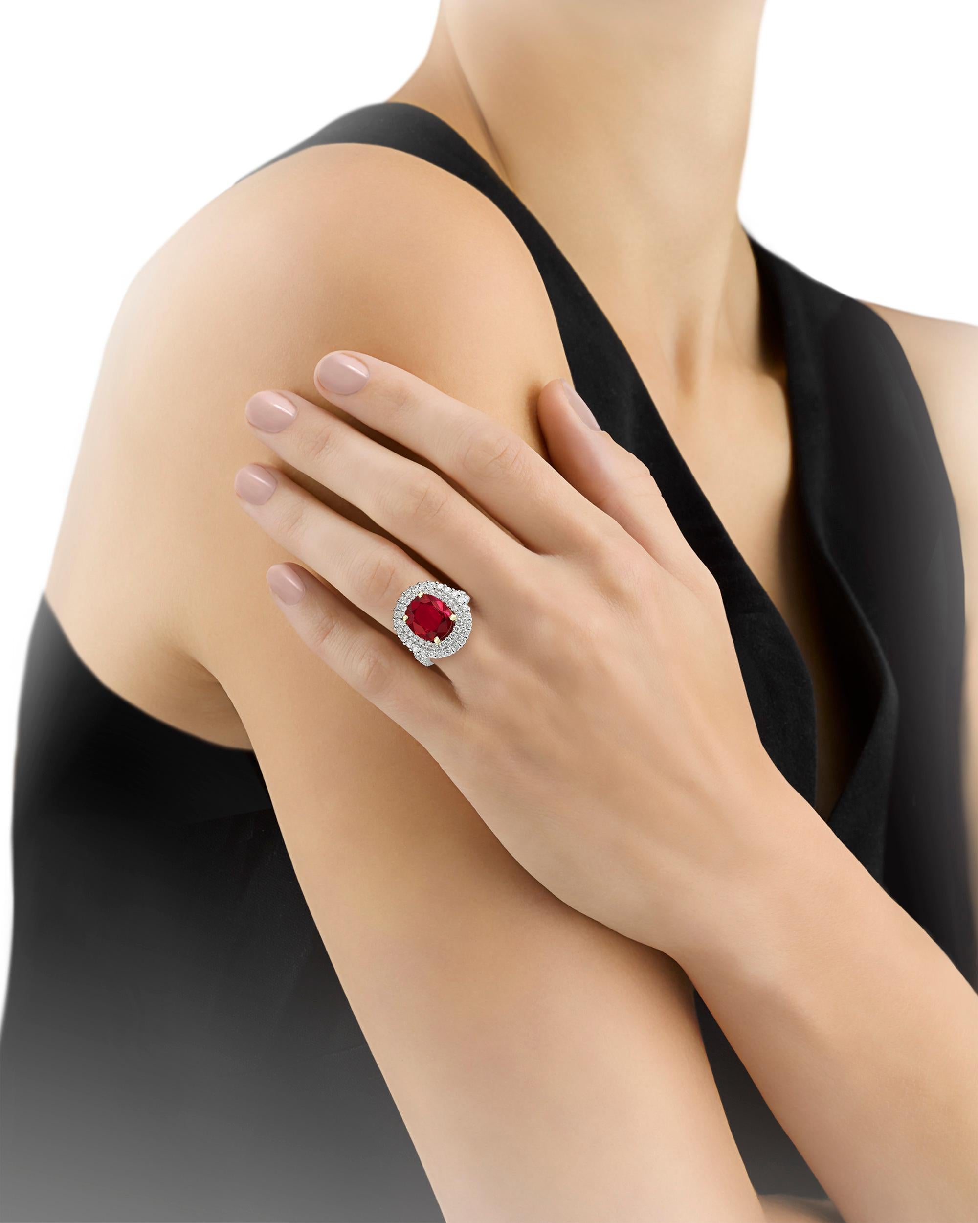 Taille ovale Bague en rubis et diamants, 3,95 carats en vente