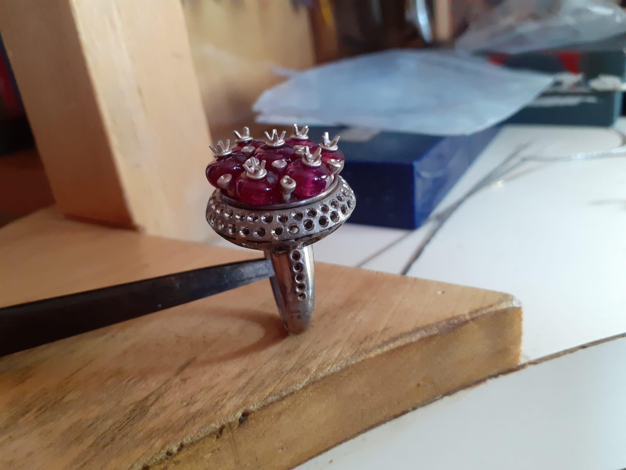 Anillo de rubíes y diamantes diseñado por Ella Gafter en venta 6
