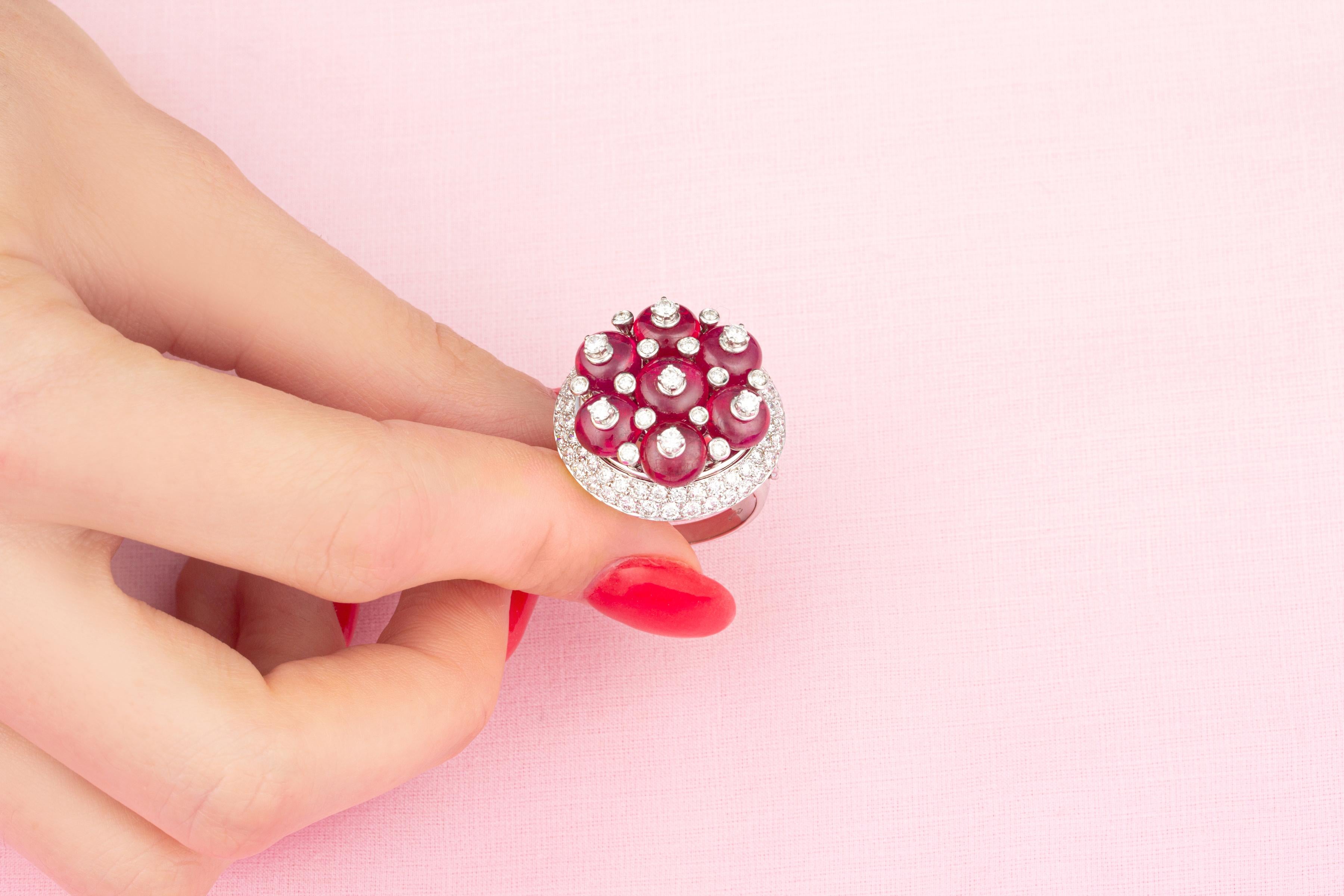Anillo de rubíes y diamantes diseñado por Ella Gafter Artista en venta