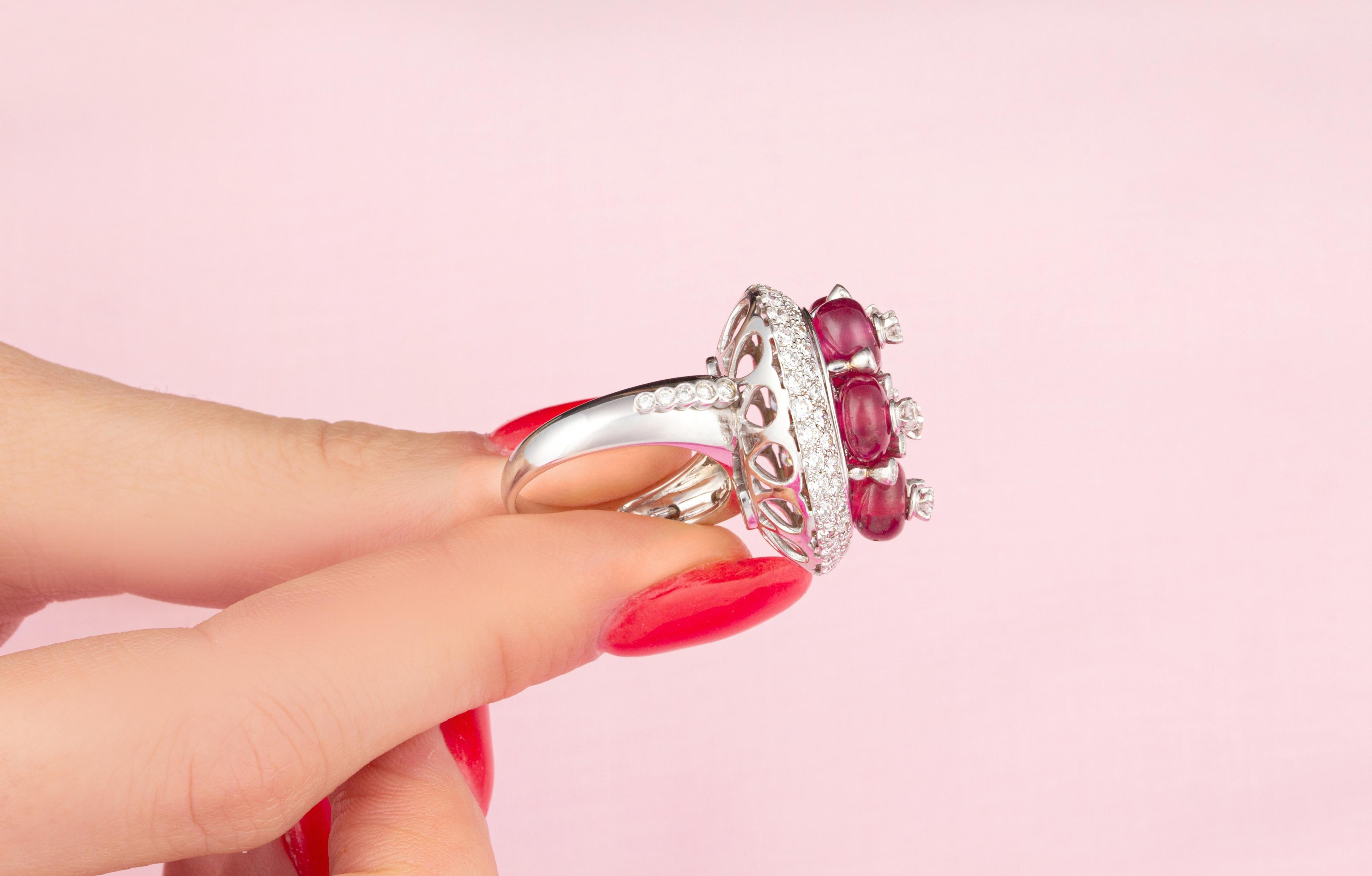 Femenino o masculino Anillo de rubíes y diamantes diseñado por Ella Gafter en venta