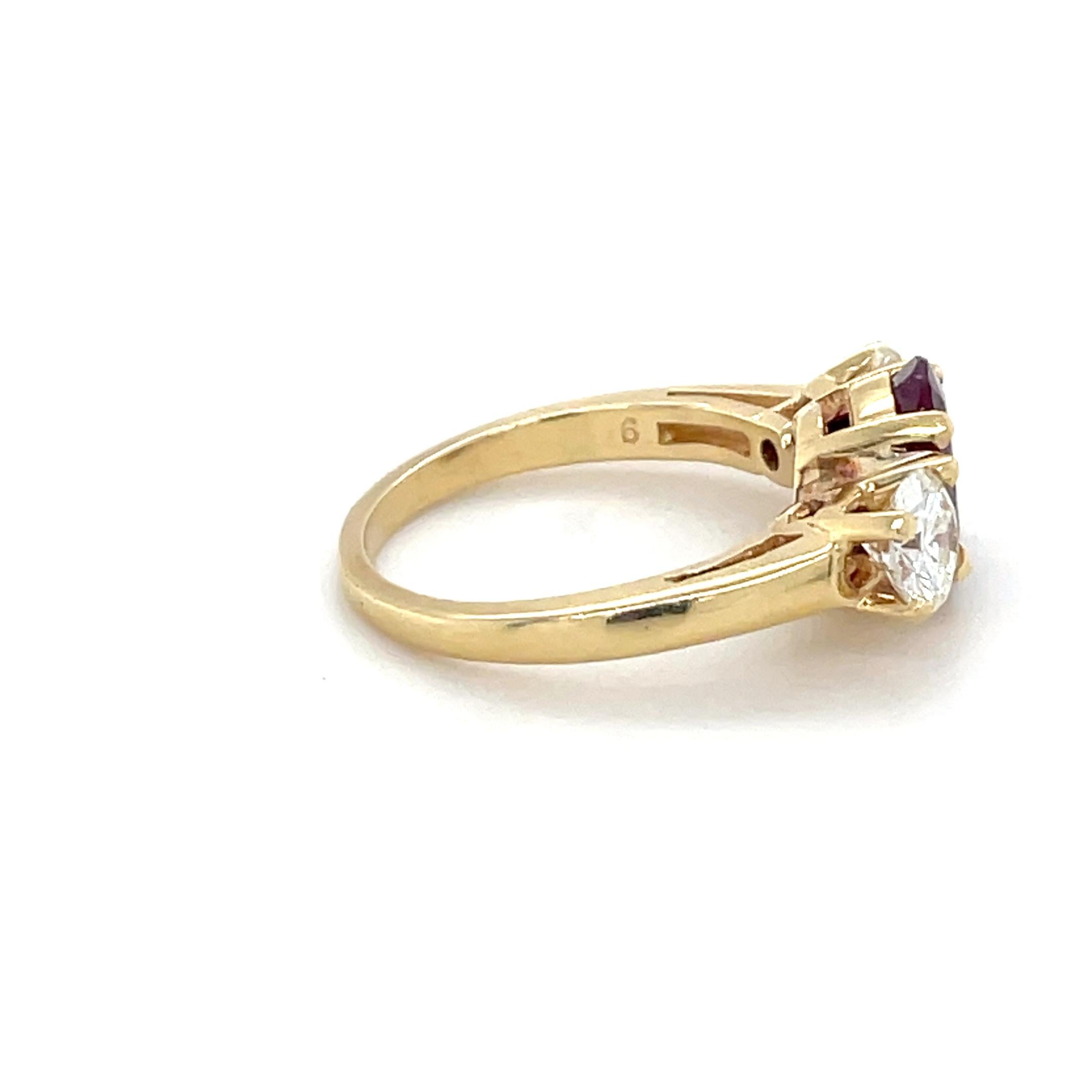 Dieser wunderschöne Ring enthält einen ovalen Rubin mit einem Gewicht von ca. 3,00 Karat und den Maßen 8,10 x 5,95 x 4,01 mm, flankiert von zwei runden Diamanten im Brillantschliff von höchster Qualität mit einem Gesamtgewicht von ca. 0,85 Karat.