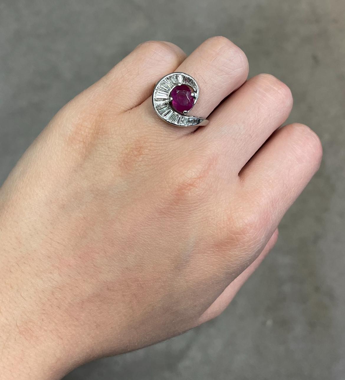 Rubin- und Diamantring

Ein Rubin- und Diamantring, besetzt mit einem Rubin im Ovalschliff und Diamanten im Baguetteschliff. 

Ungefähres Rubingewicht: 1.57 Karat 
Ungefähres Diamantgewicht: 1,30 Karat 
Ringgröße:  5.5 
Kostenfrei