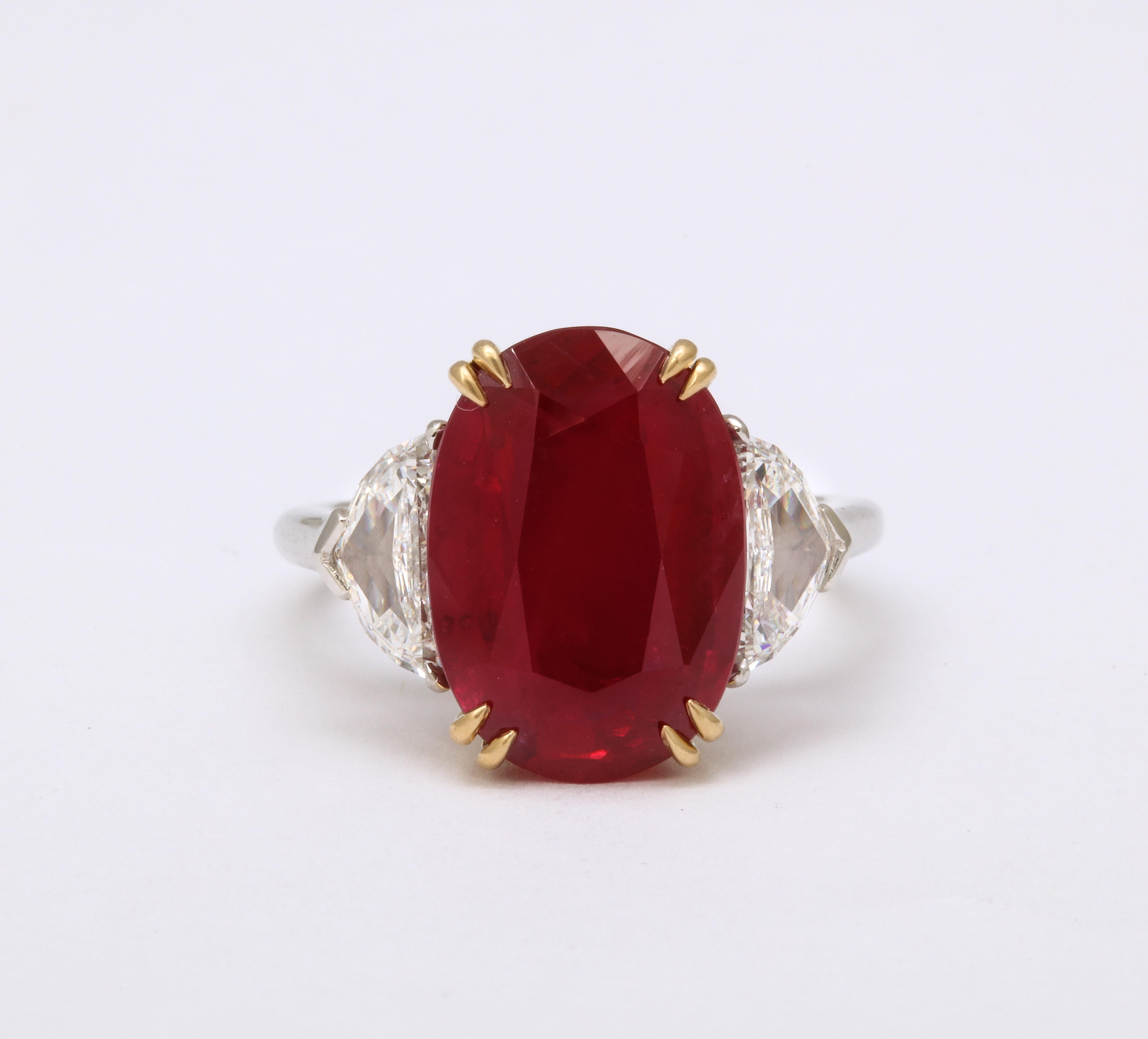 Ring mit Rubin und Diamant  (Ovalschliff) im Angebot