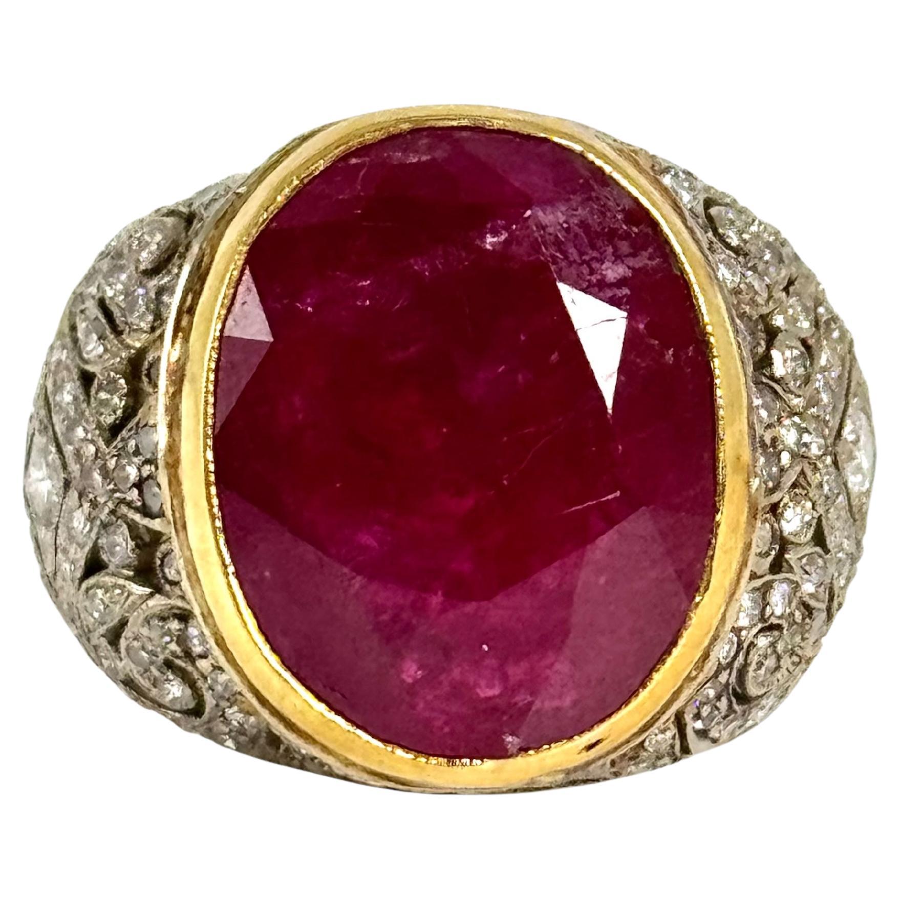 Anillo de oro amarillo de 14 quilates con rubí y diamantes