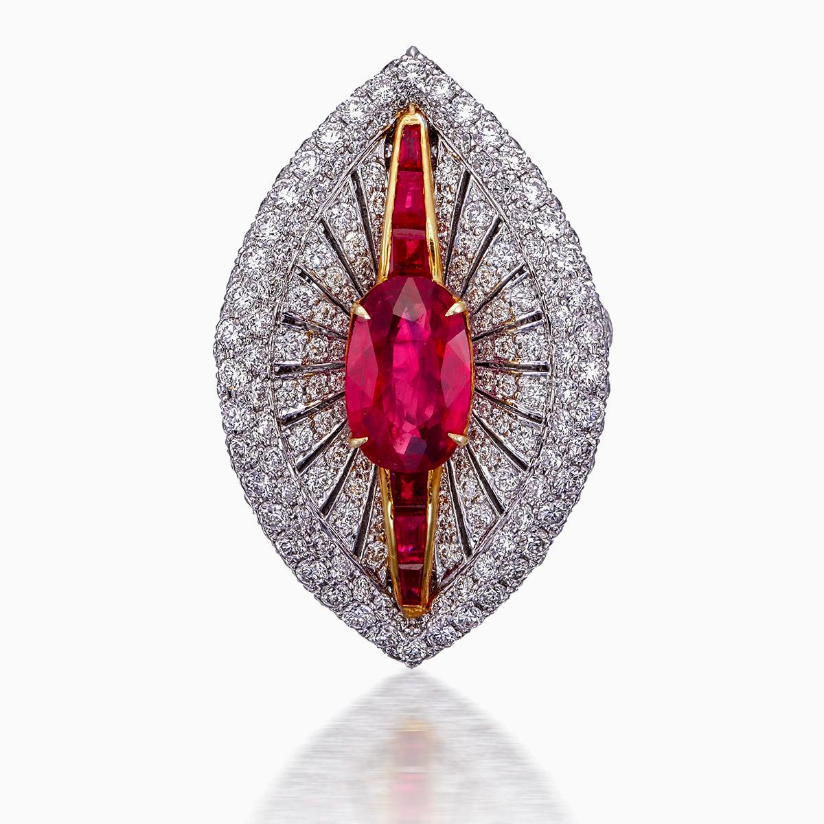 Ti presentiamo un nuovo anello con rubino e diamanti di REWA Jewell. Questo anello si ispira ai temi tradizionali dell'Art Déco grazie ai suoi disegni simmetrici e alle forme tradizionali come tondi, baguette e ovali.

La pietra centrale è un rubino