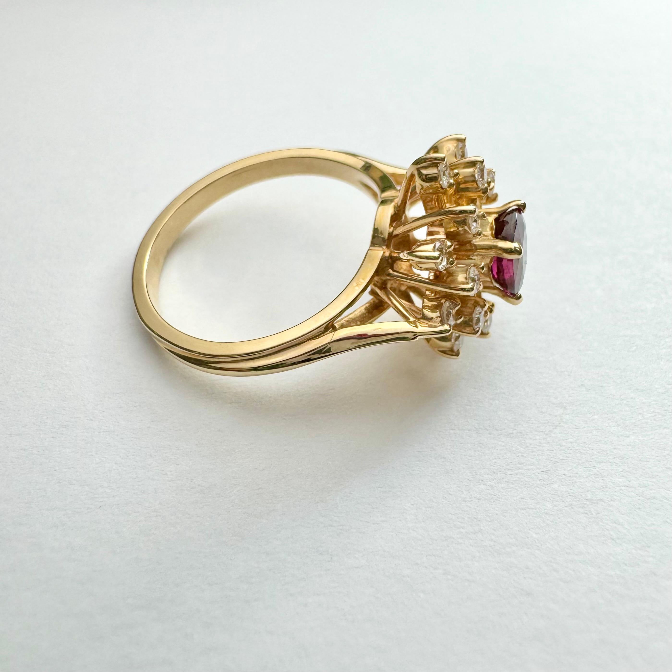 Bague en or jaune 14k avec rubis et diamants Excellent état - En vente à New York, NY