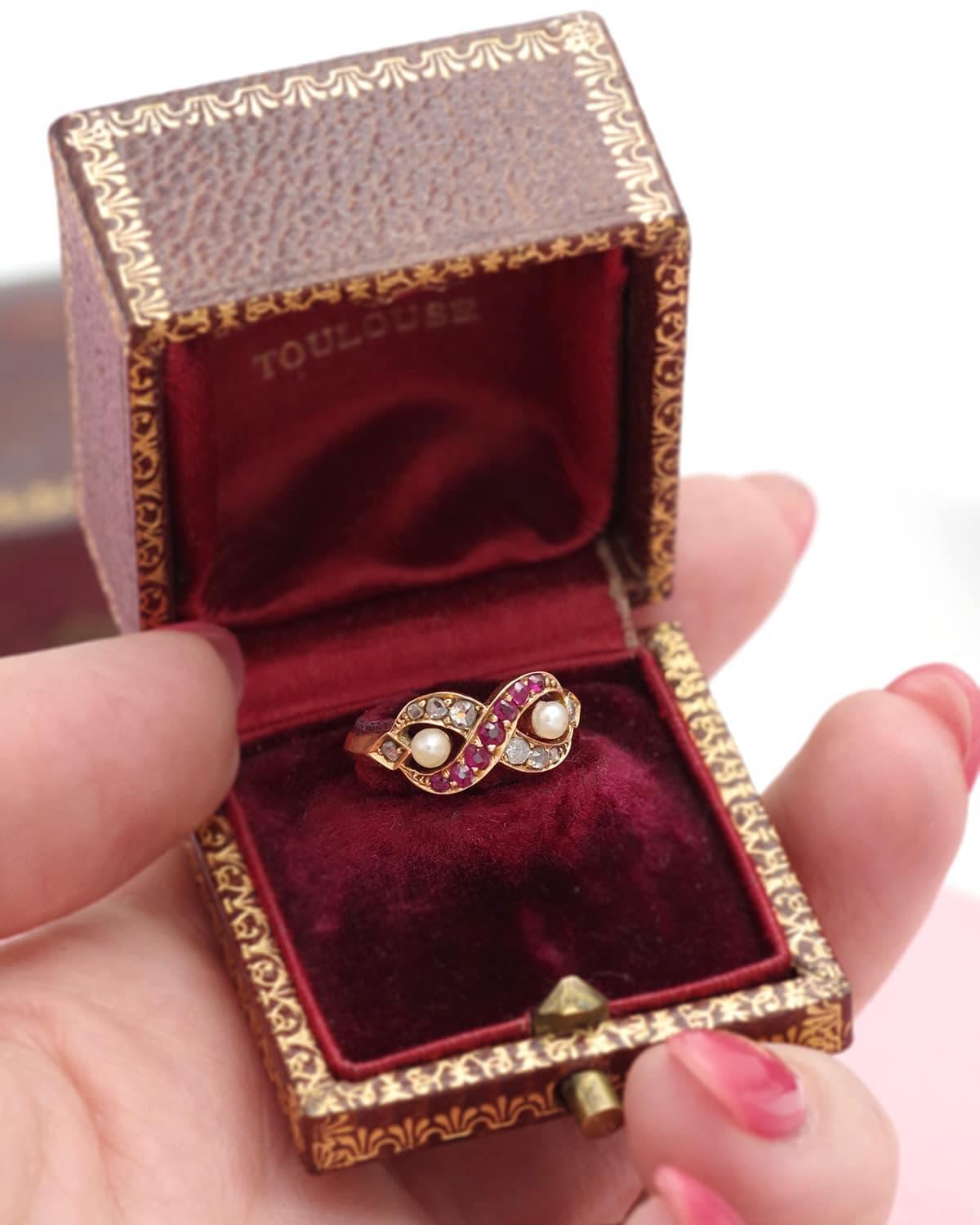 Infinity love ruby and diamond ring in 18k gold, natural pearls For Sale 2