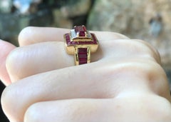 Anello con rubino e diamanti incastonati in oro 18 carati