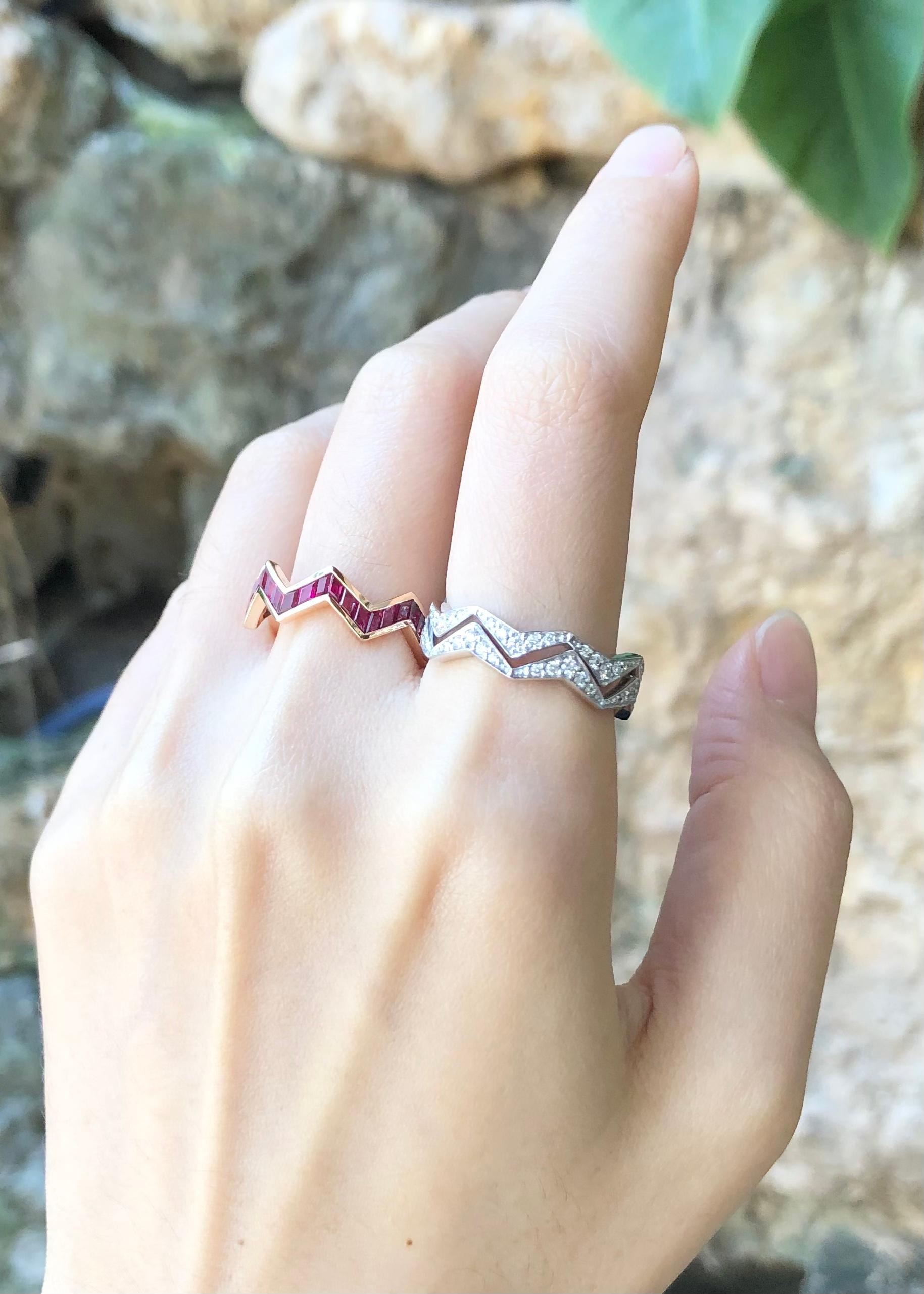 Contemporaneo Anello con rubini e diamanti in oro rosa/bianco 18 carati in vendita
