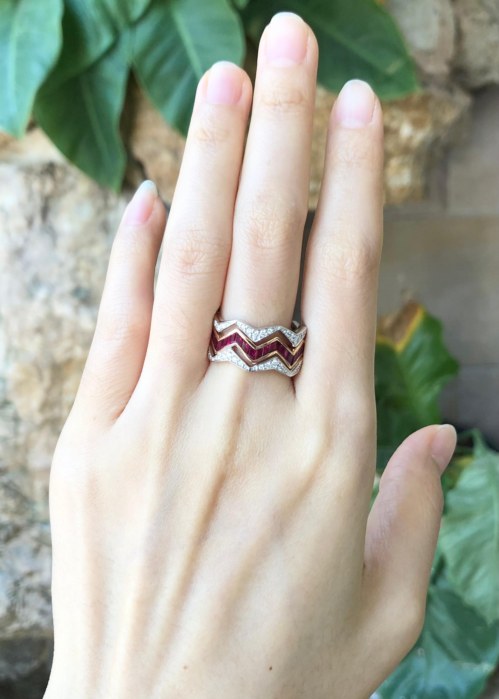 Anello con rubini e diamanti in oro rosa/bianco 18 carati in vendita 1