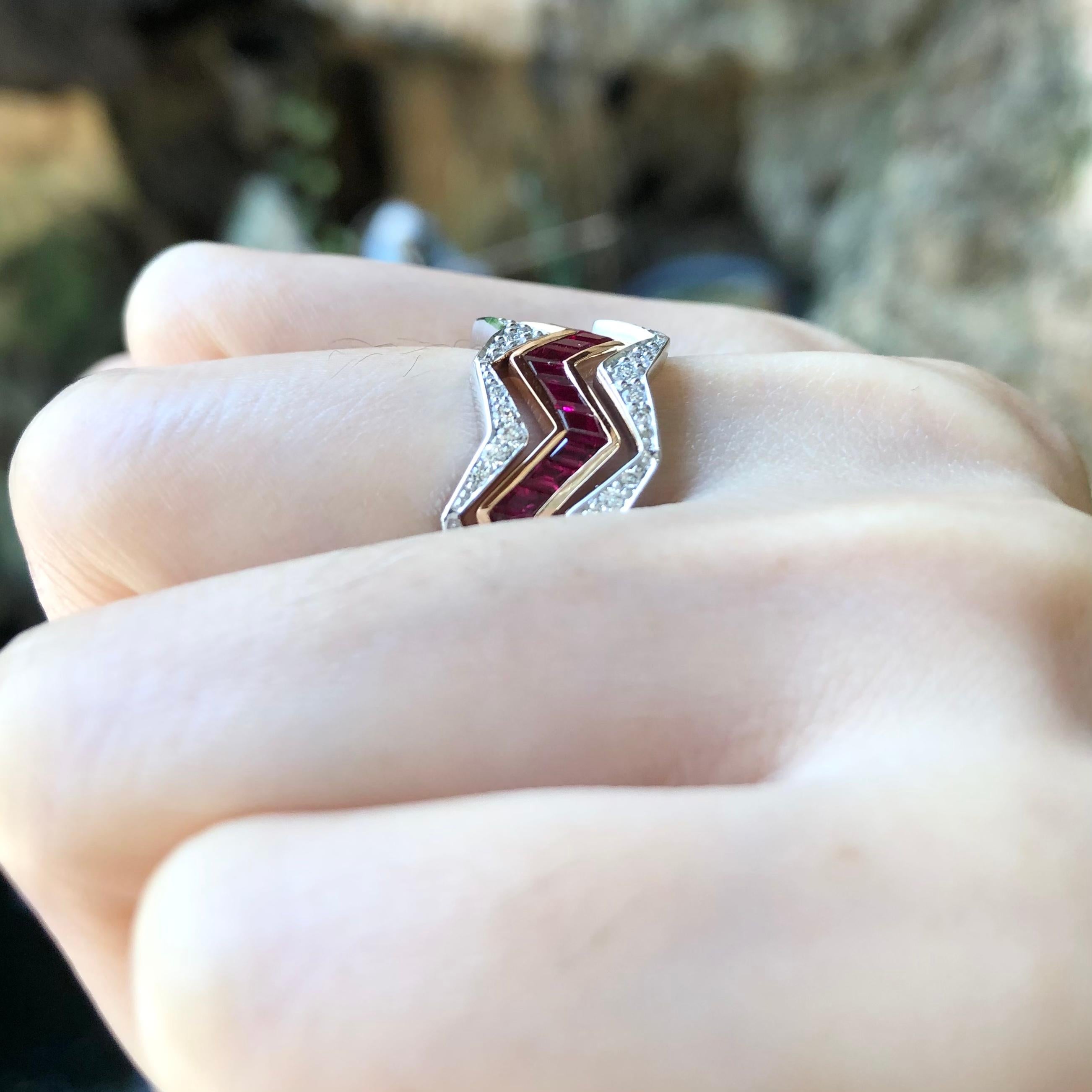 Anello con rubini e diamanti in oro rosa/bianco 18 carati in vendita 2