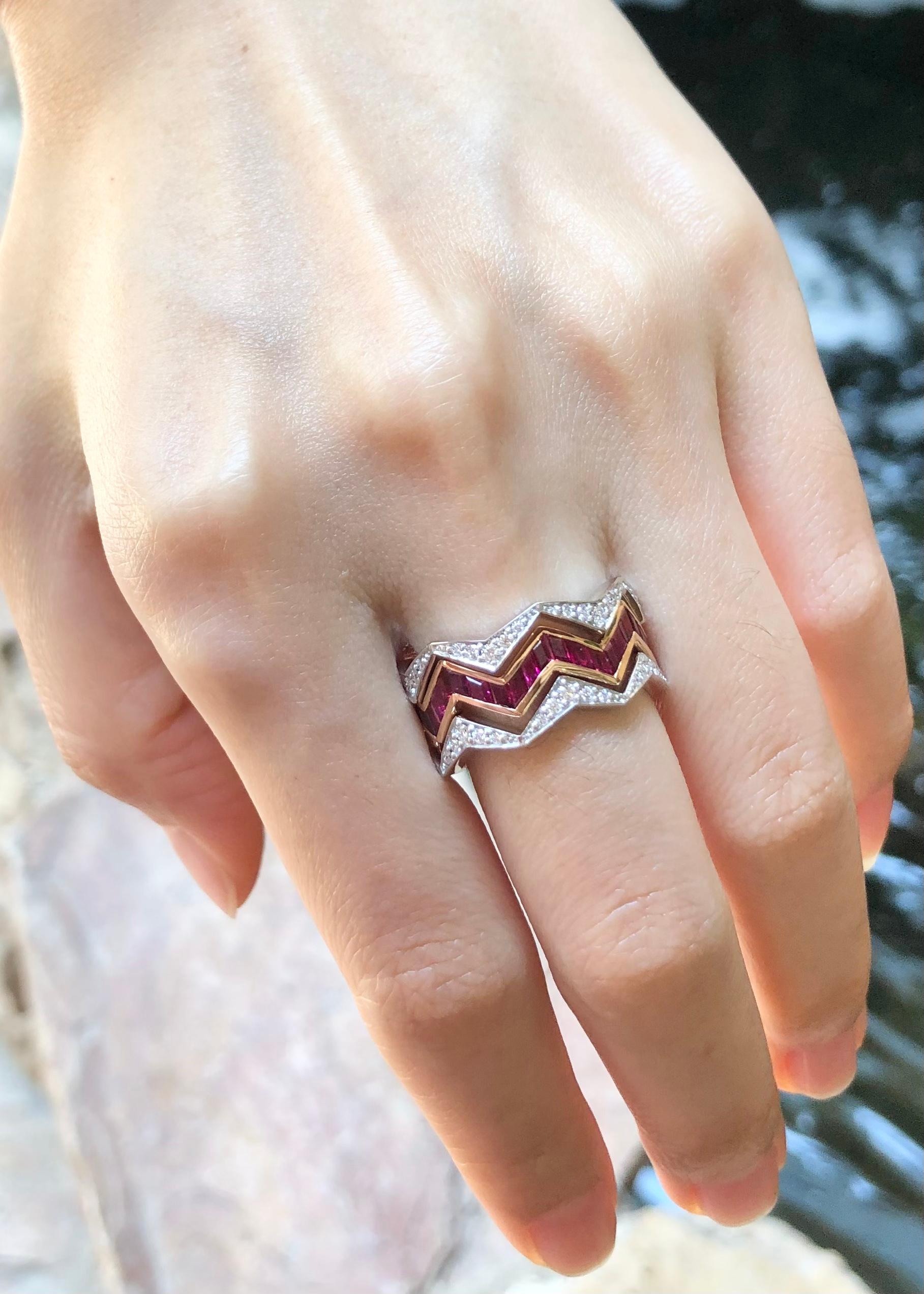Anello con rubini e diamanti in oro rosa/bianco 18 carati in vendita 3
