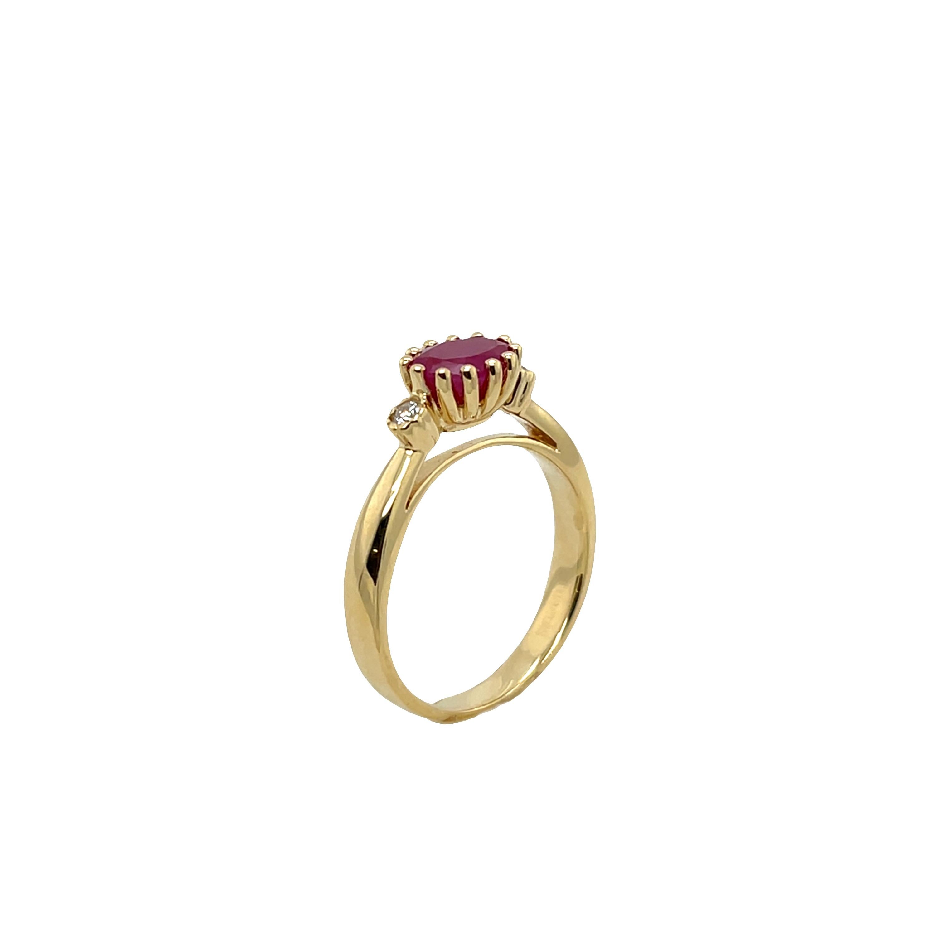 Taille ronde Ruby and Diamond Ring Set in 18ct Yellow Gold en vente