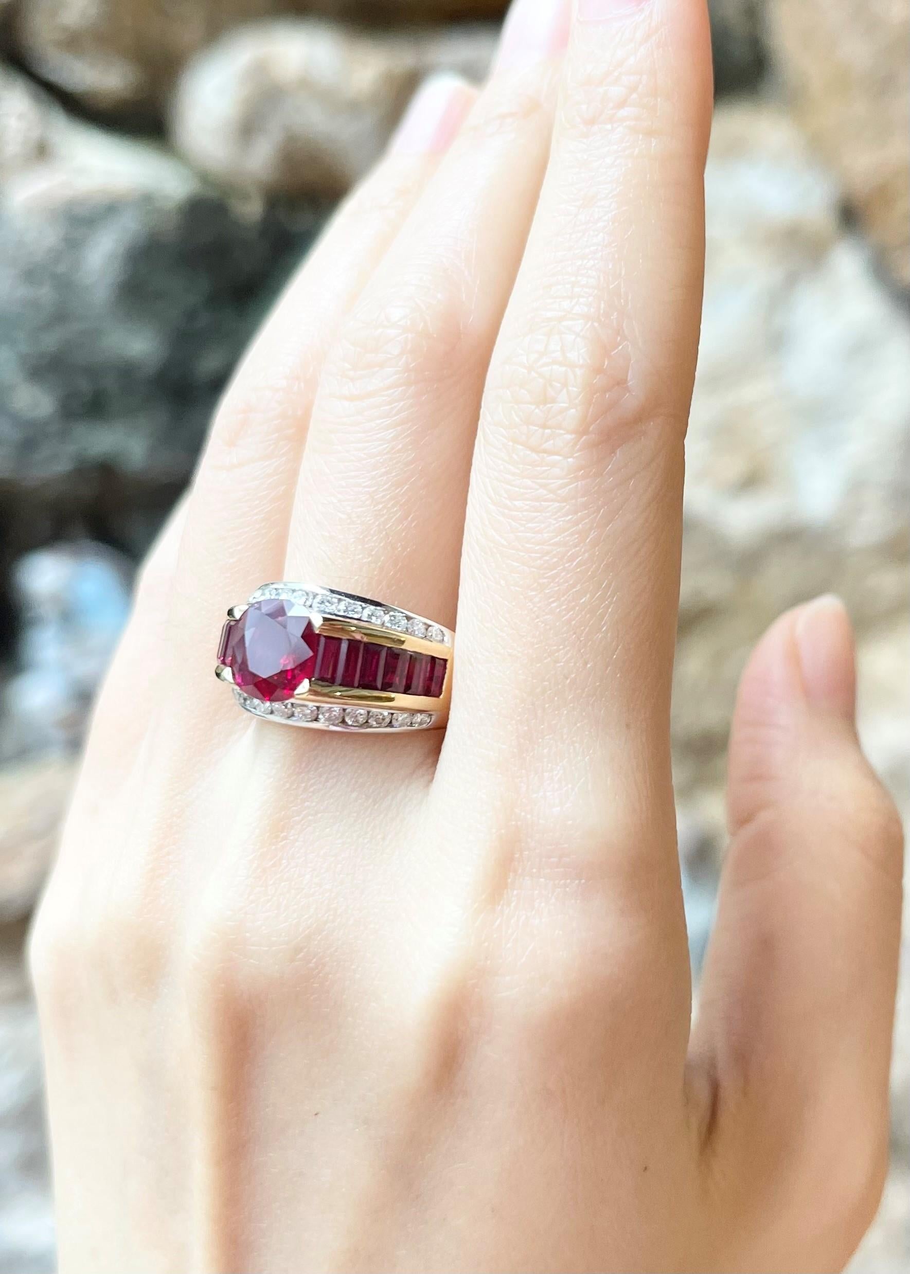 Ring mit Rubin und Diamant in 18 Karat Goldfassungen gefasst (Zeitgenössisch) im Angebot