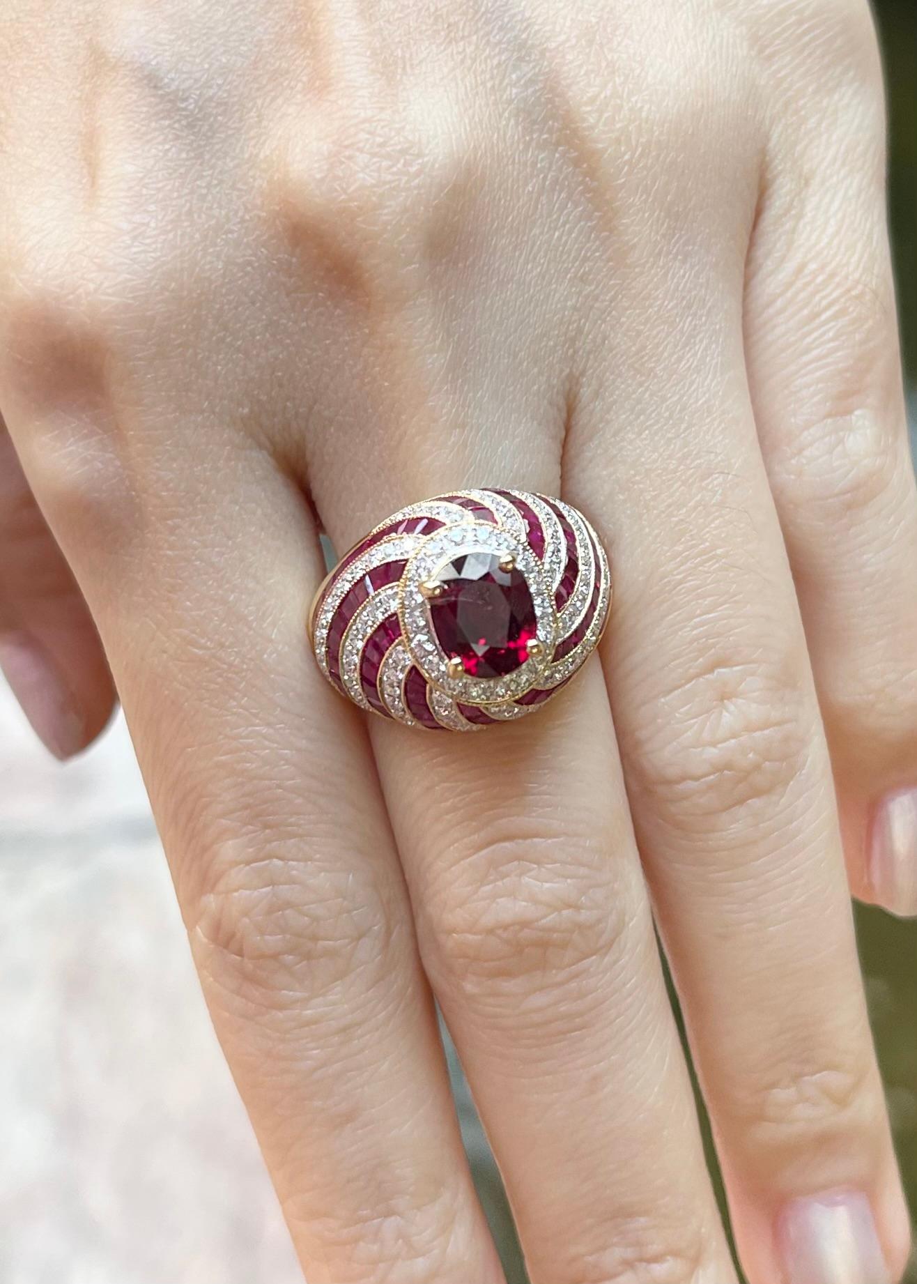 Ring mit Rubin und Diamant in 18 Karat Goldfassungen gefasst (Ovalschliff) im Angebot