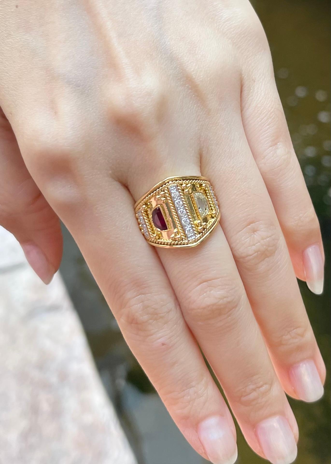 Ring mit Rubin und Diamant in 18 Karat Goldfassungen gefasst (Halbmondschliff) im Angebot