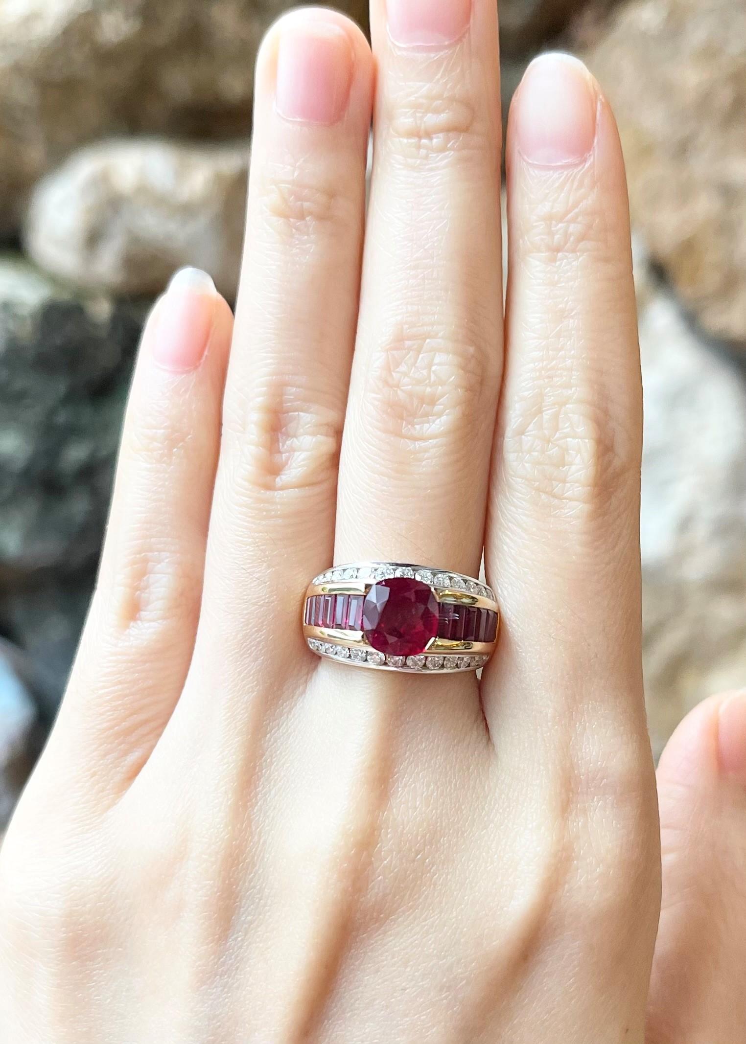 Ring mit Rubin und Diamant in 18 Karat Goldfassungen gefasst im Zustand „Neu“ im Angebot in Bangkok, TH