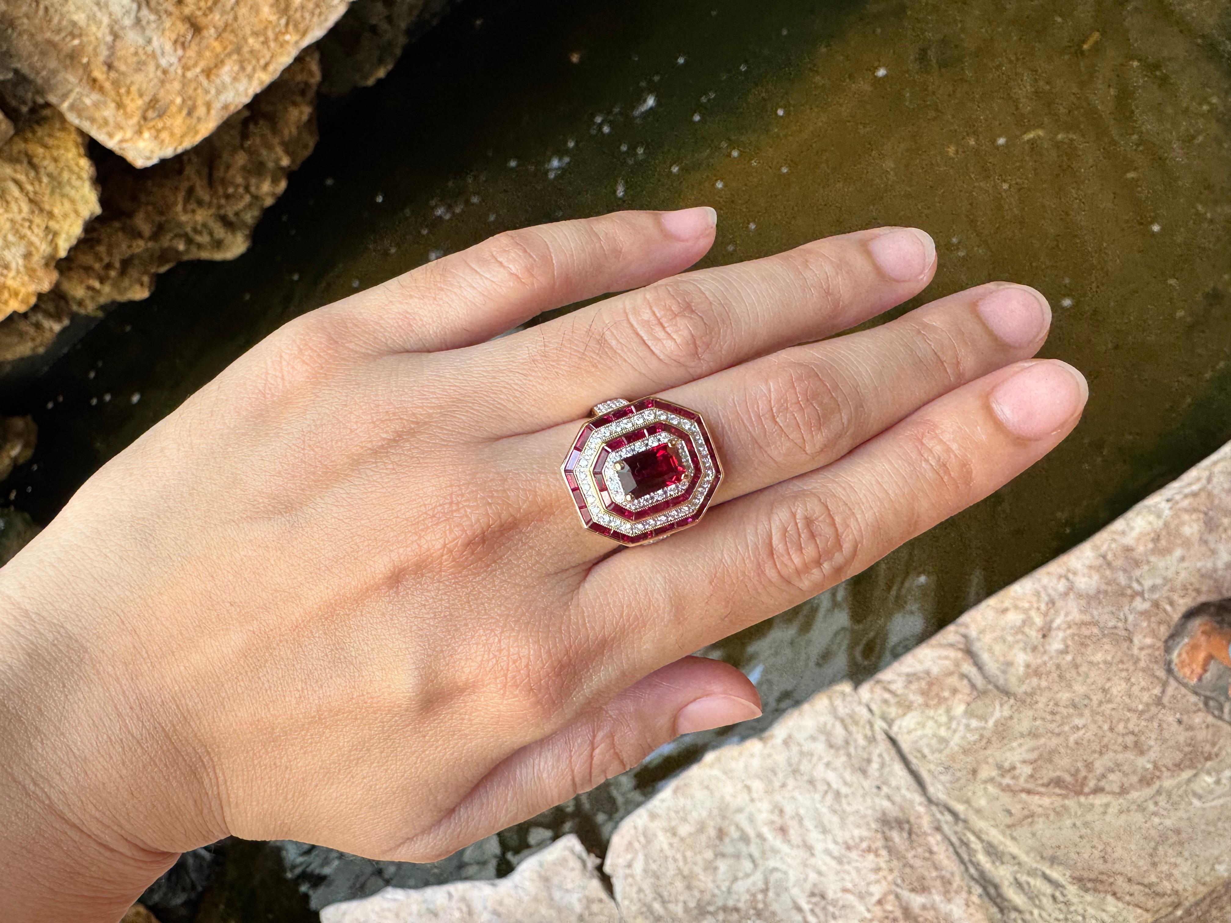 Ruby and Diamond Ring set in 18K Gold Settings In New Condition For Sale In Bangkok, TH