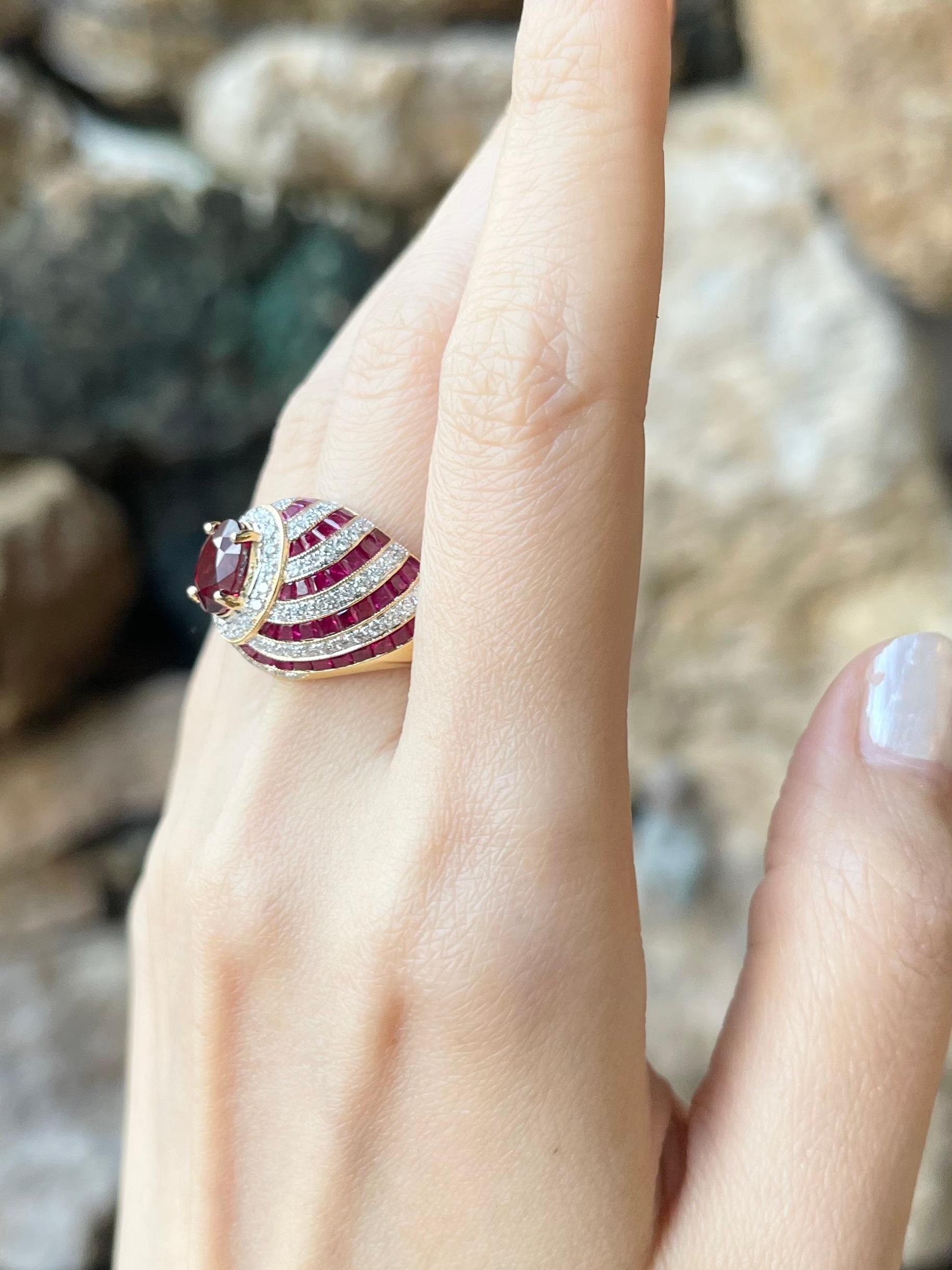 Ring mit Rubin und Diamant in 18 Karat Goldfassungen gefasst im Zustand „Neu“ im Angebot in Bangkok, TH