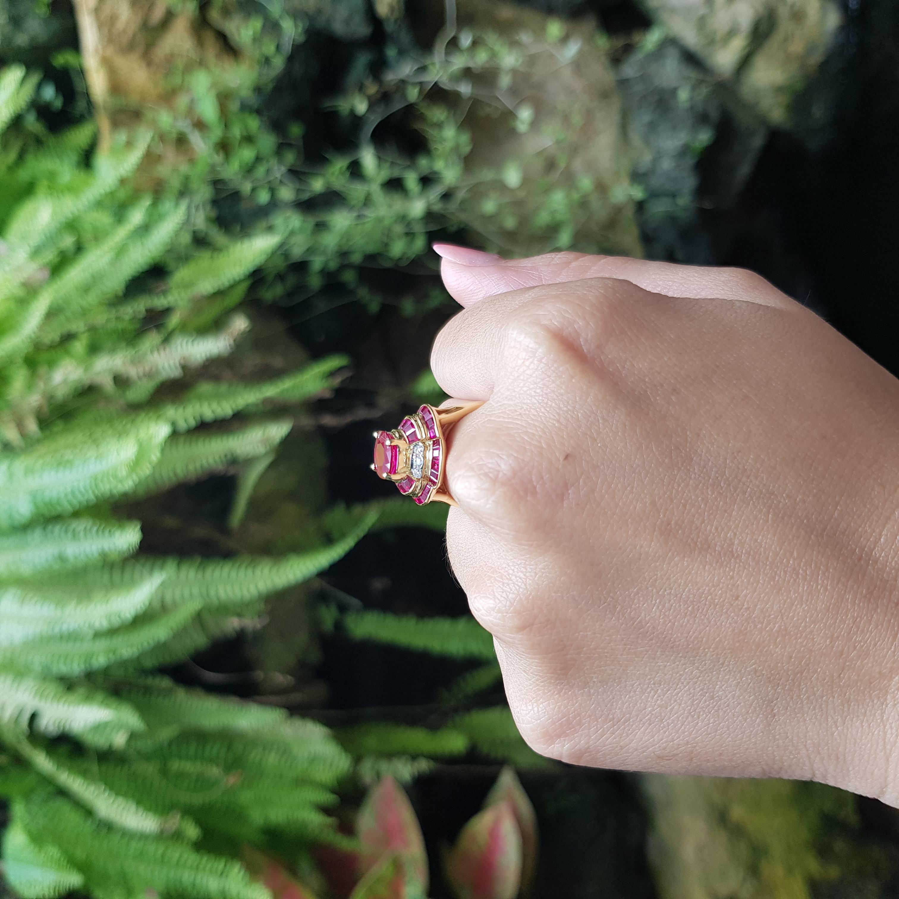 Ruby and Diamond Ring set in 18K Gold Settings In New Condition For Sale In Bangkok, TH
