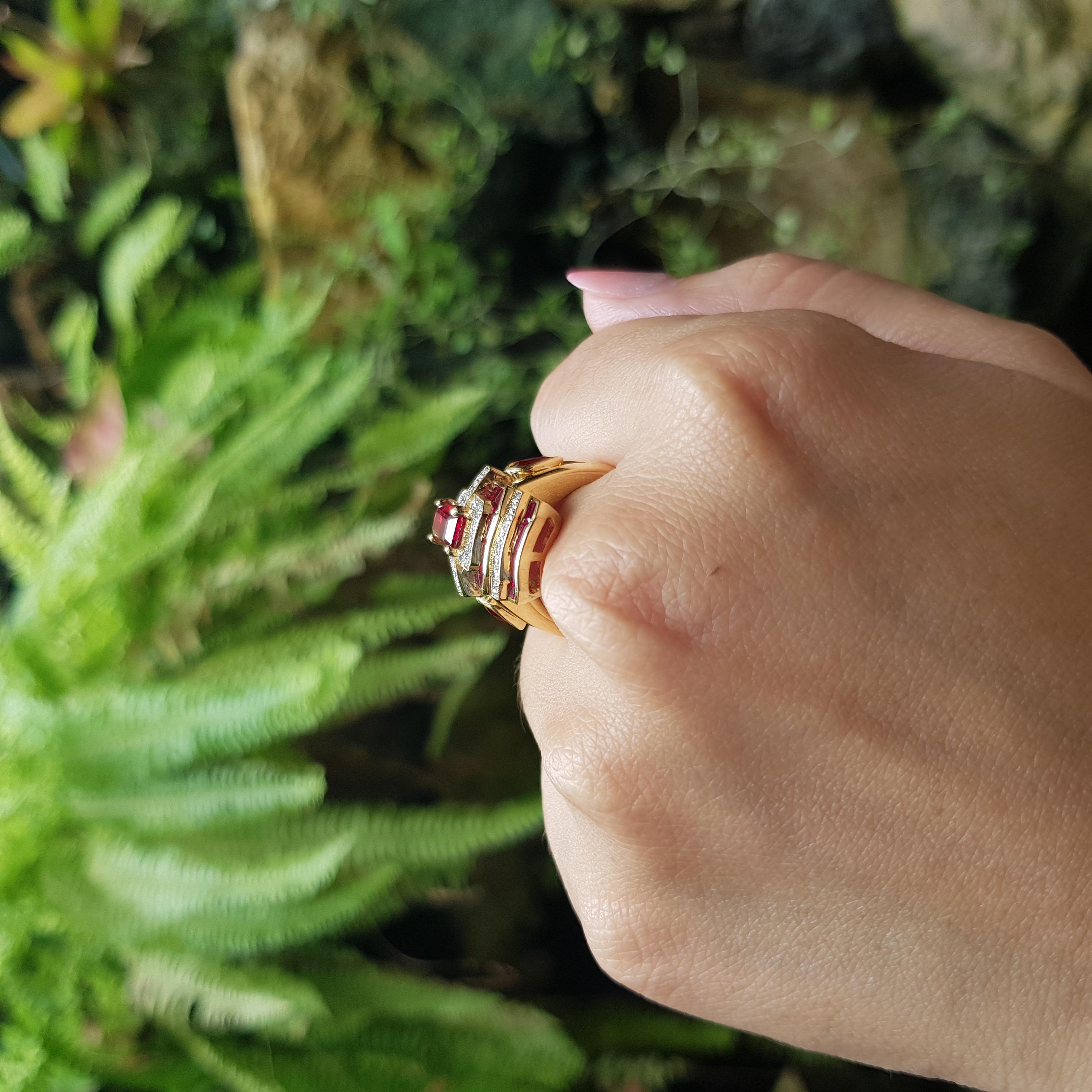 Ruby and Diamond Ring set in 18K Gold Settings In New Condition For Sale In Bangkok, TH