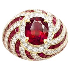 Anello con rubino e diamante incastonato in oro 18K