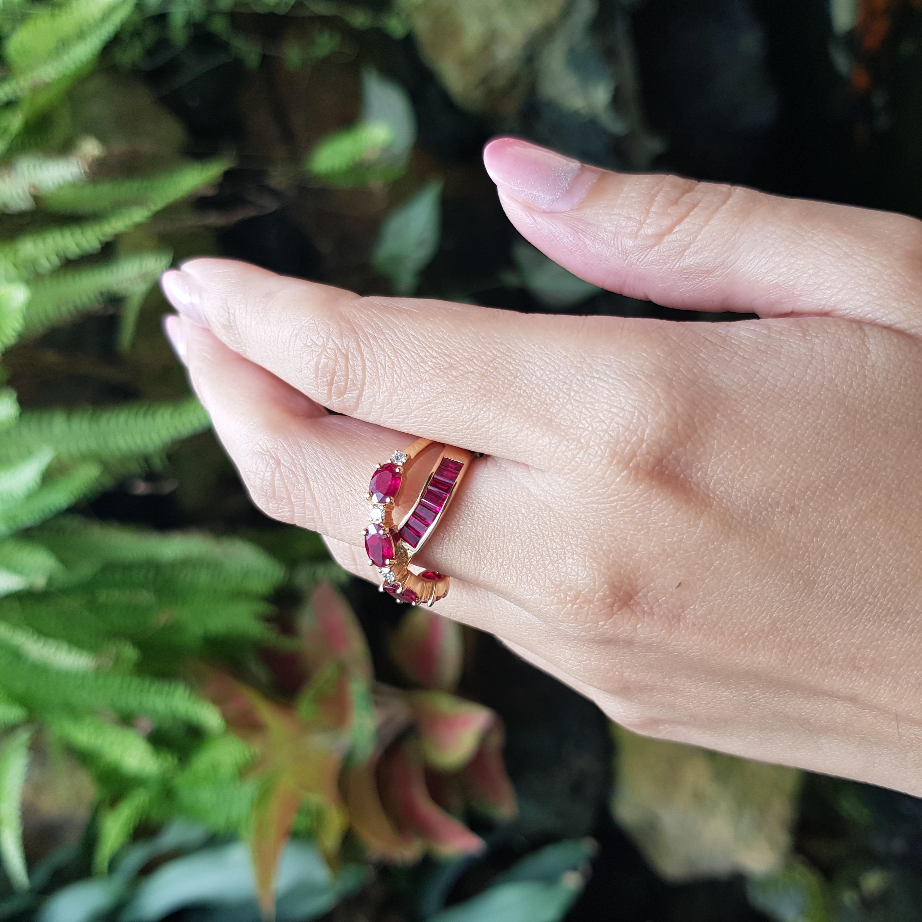 Contemporaneo Anello con rubino e diamante incastonato in oro rosa 18 carati in vendita