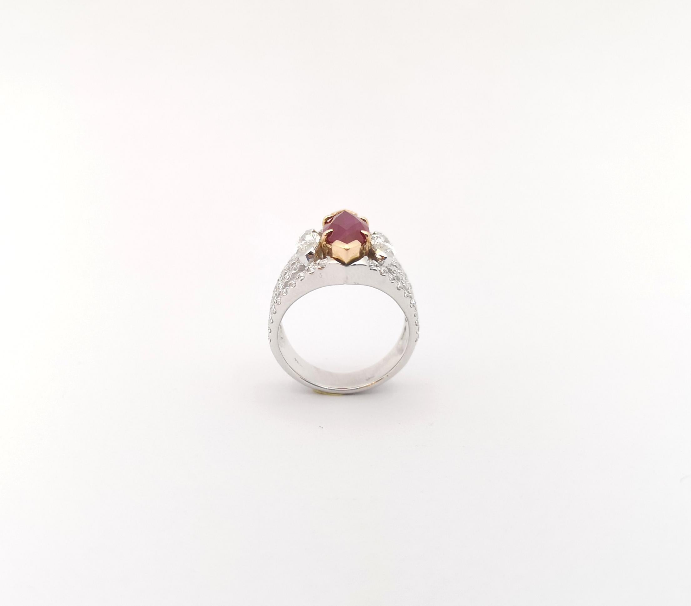 Ring mit Rubin und Diamant in 18 Karat Weißgold gefasst in Fassungen im Angebot 6