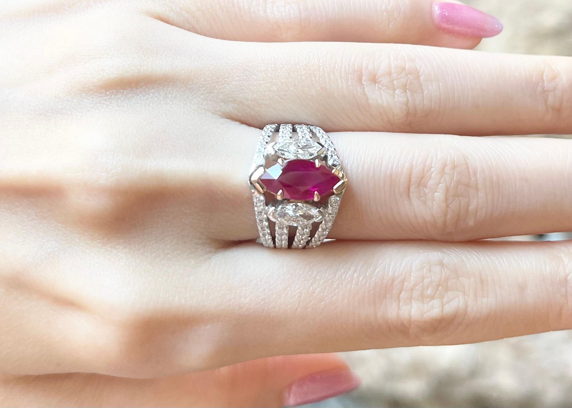 Ring mit Rubin und Diamant in 18 Karat Weißgold gefasst in Fassungen (Zeitgenössisch) im Angebot
