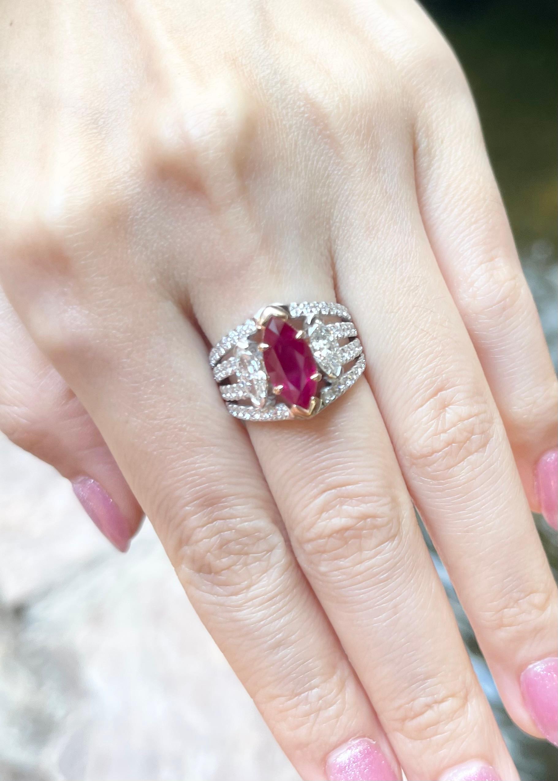 Ring mit Rubin und Diamant in 18 Karat Weißgold gefasst in Fassungen (Marquiseschliff) im Angebot