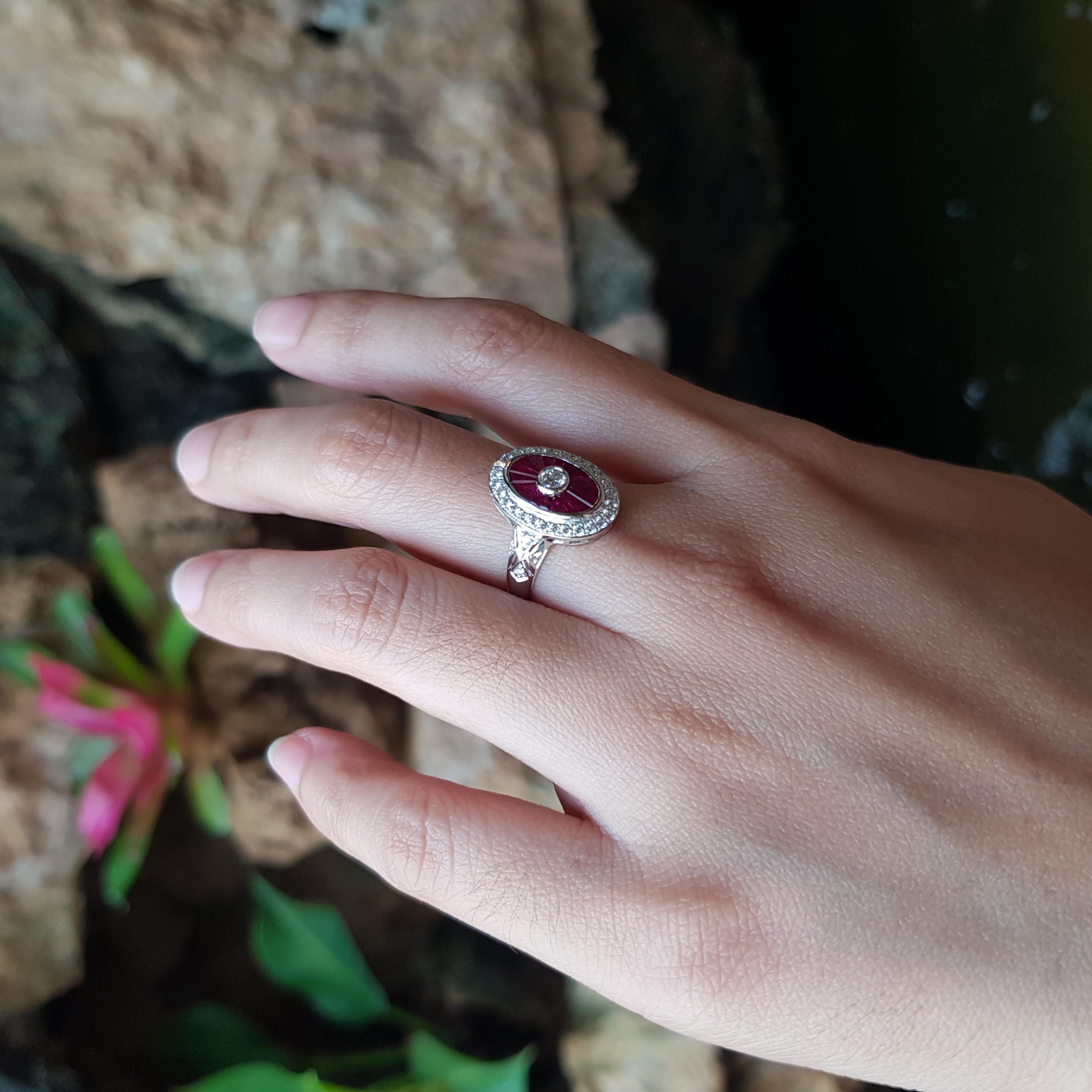 Ring mit Rubin und Diamant in 18 Karat Weißgold gefasst in Fassungen (Gemischter Schliff) im Angebot