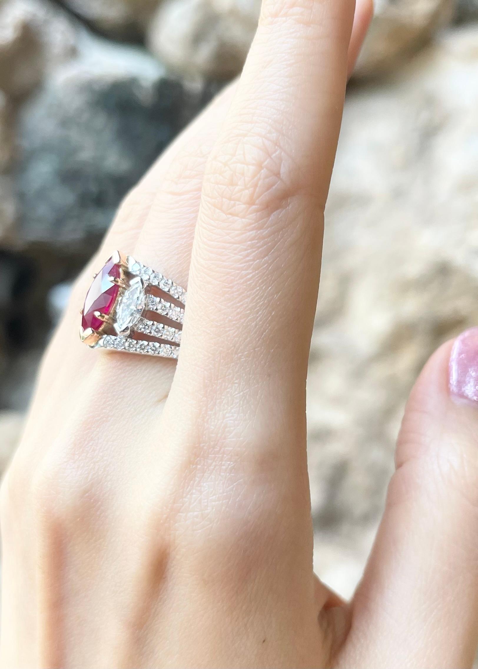 Ring mit Rubin und Diamant in 18 Karat Weißgold gefasst in Fassungen im Zustand „Neu“ im Angebot in Bangkok, TH