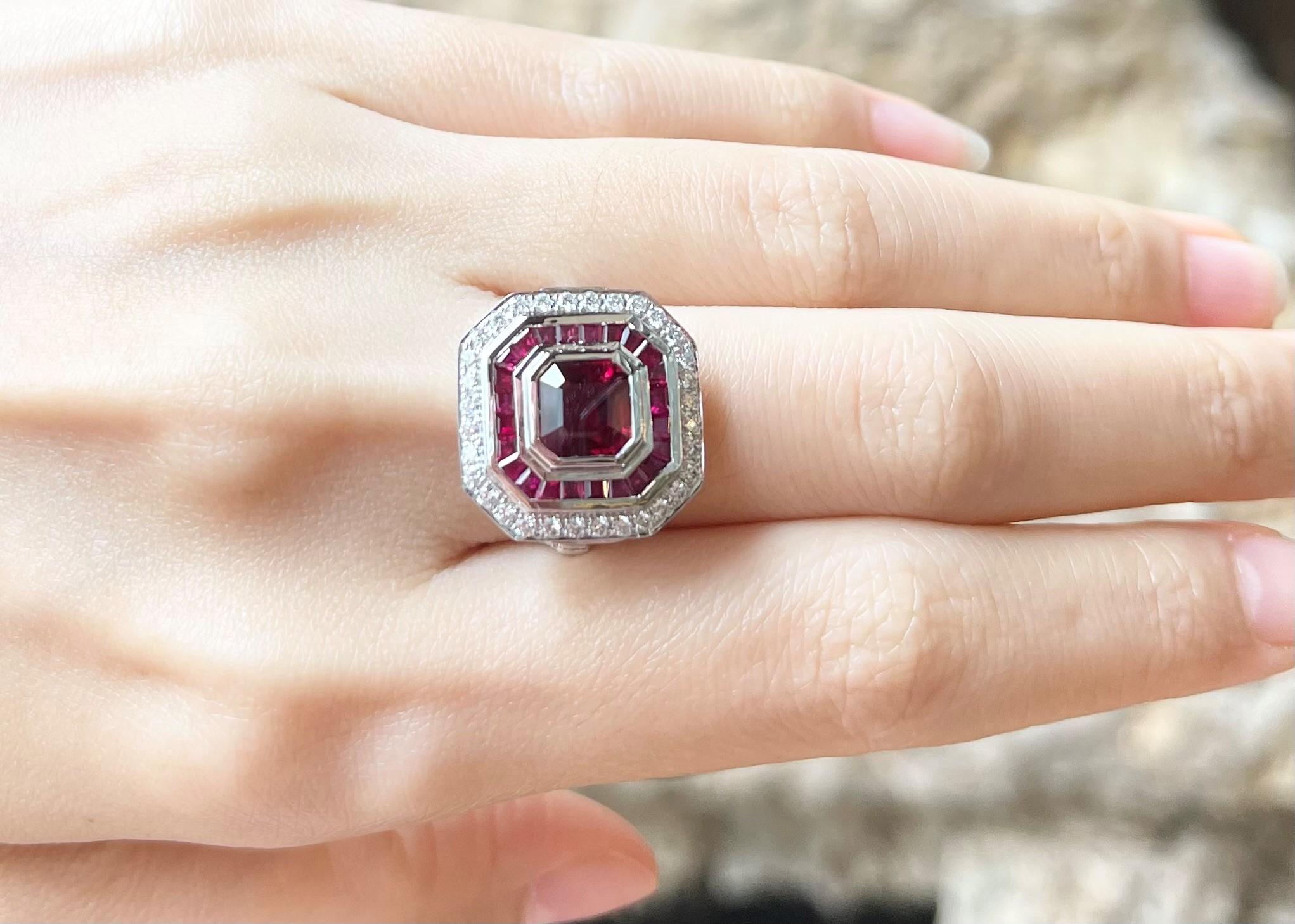Zertifizierter Rubin- und Diamantring aus 18 Karat Weißgold in Fassungen im Zustand „Neu“ im Angebot in Bangkok, TH