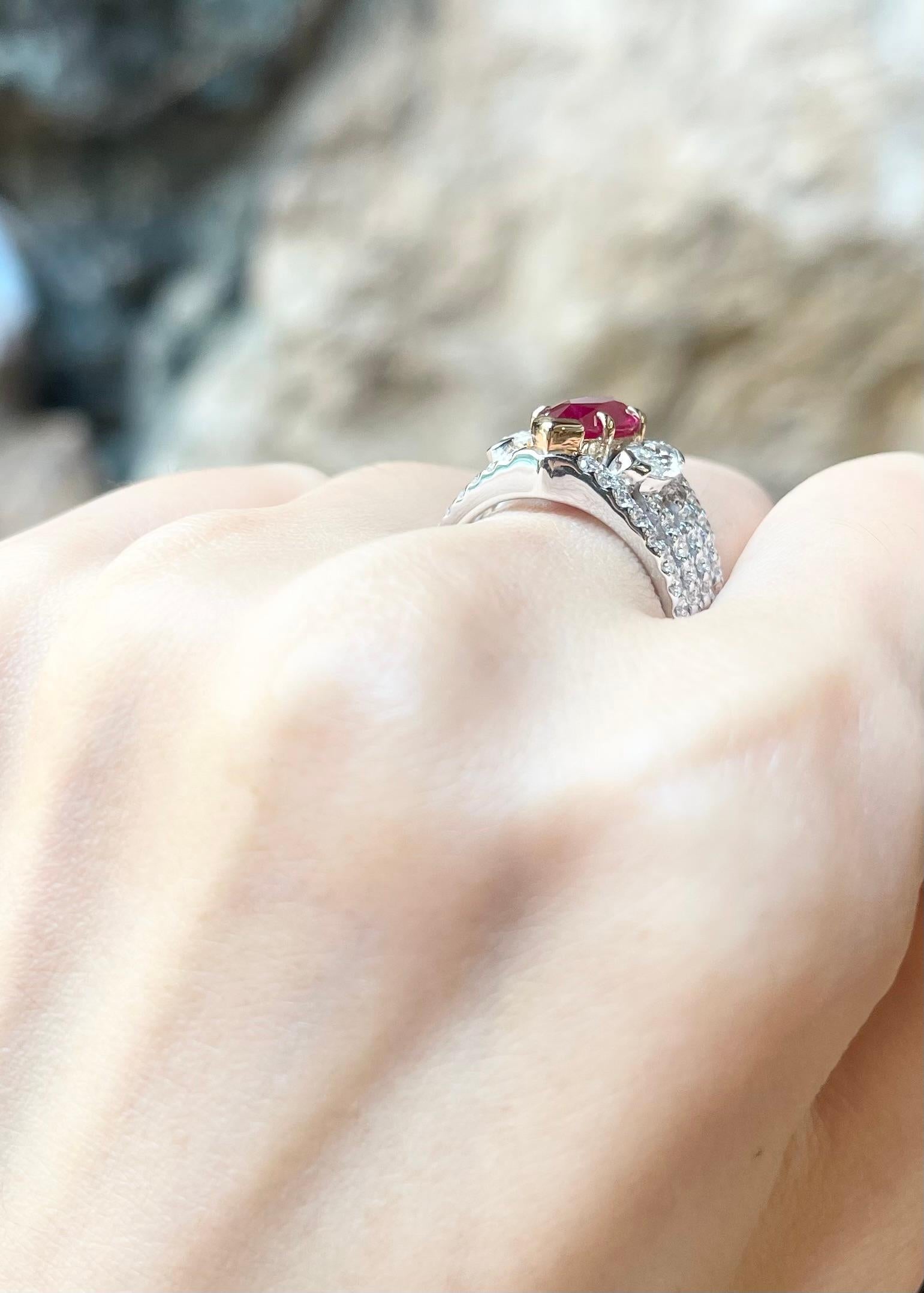Ring mit Rubin und Diamant in 18 Karat Weißgold gefasst in Fassungen Damen im Angebot