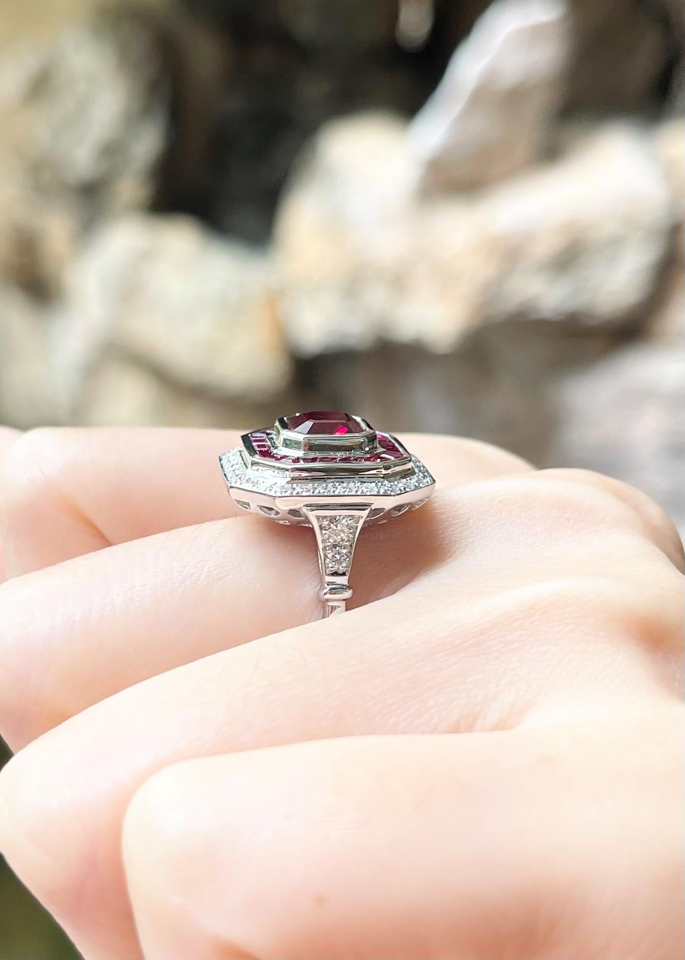 Zertifizierter Rubin- und Diamantring aus 18 Karat Weißgold in Fassungen Damen im Angebot