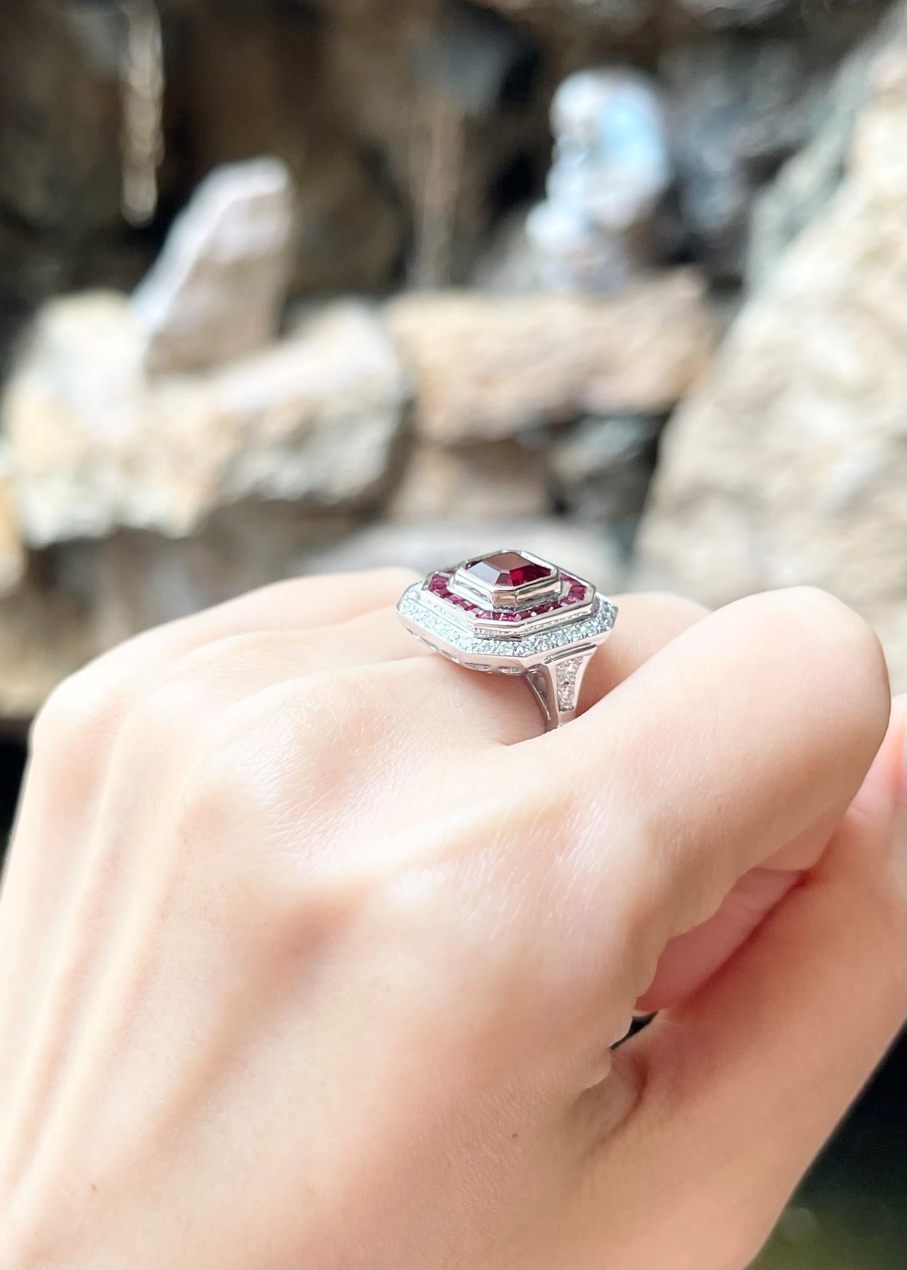 Zertifizierter Rubin- und Diamantring aus 18 Karat Weißgold in Fassungen im Angebot 1