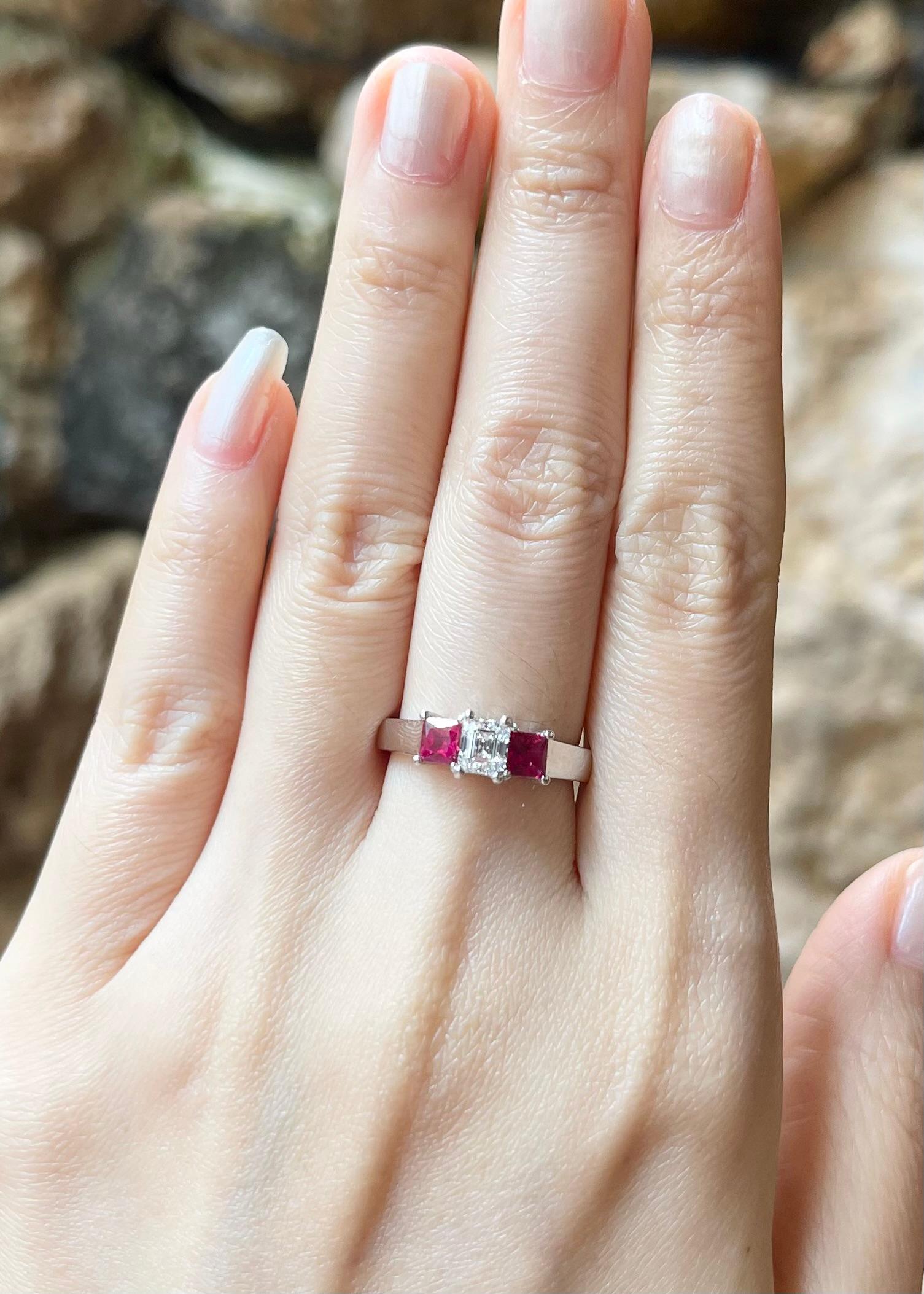 Bague en platine 950 sertie d'un rubis de 0,68 carat et d'un diamant de 0,50 carat

Largeur :  1,2 cm 
Longueur : 0,6 cm
Taille de l'anneau : 52
Poids total : 6,92 grammes

