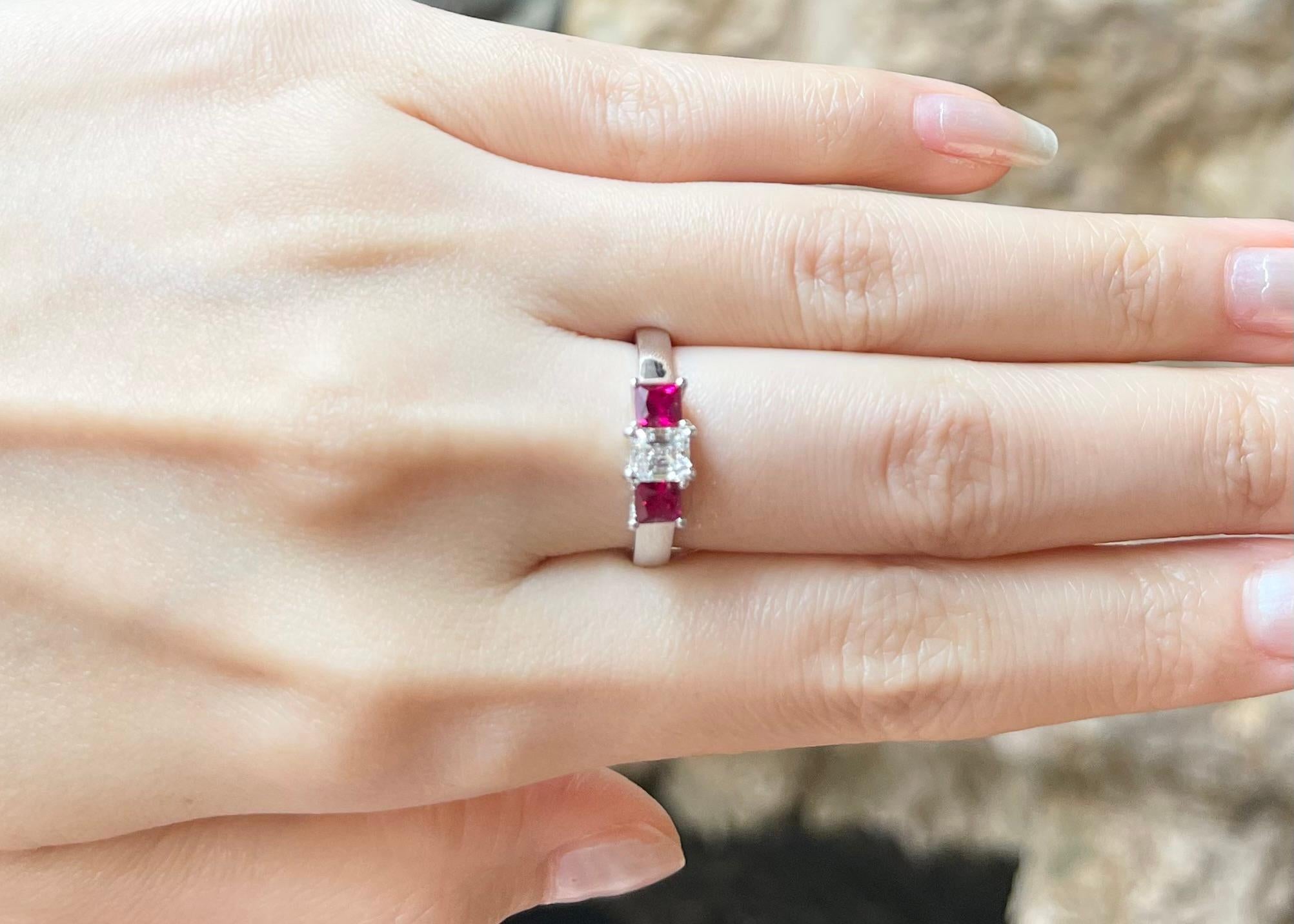 Contemporain Bague rubis et diamant en platine 950 en vente