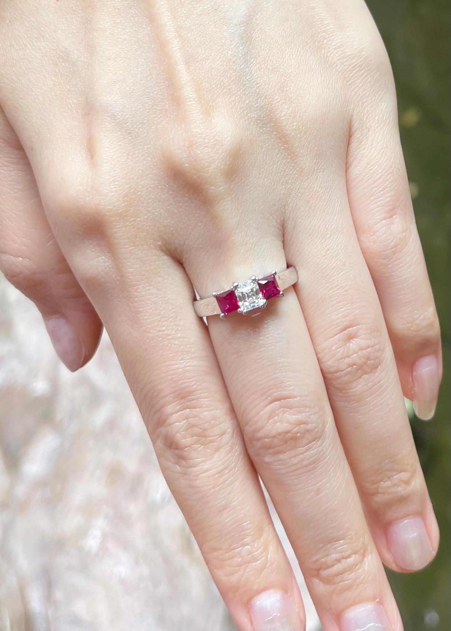 Taille princesse Bague rubis et diamant en platine 950 en vente