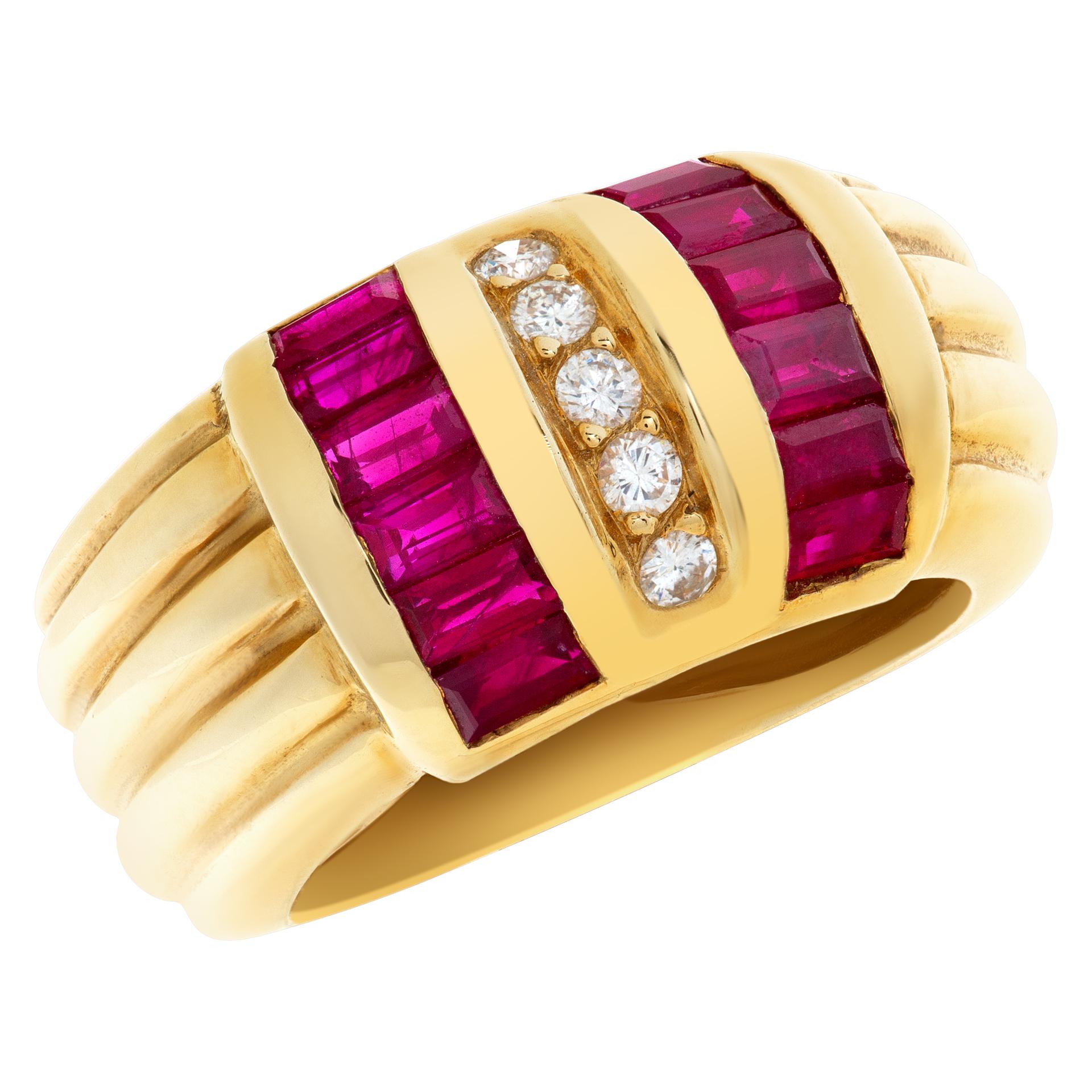 Bague en or jaune 18 carats sertie de rubis et de diamants Excellent état - En vente à Surfside, FL