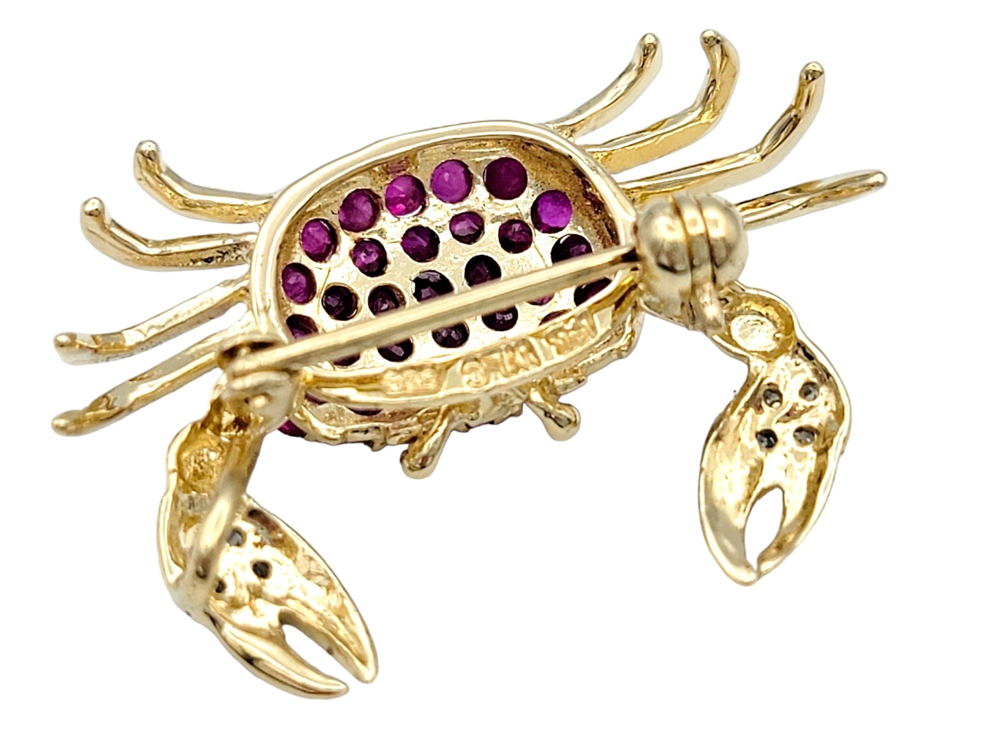 Broche / Colgante de oro amarillo de 14 quilates con diseño de cangrejo pequeño de rubíes y diamantes Contemporáneo en venta
