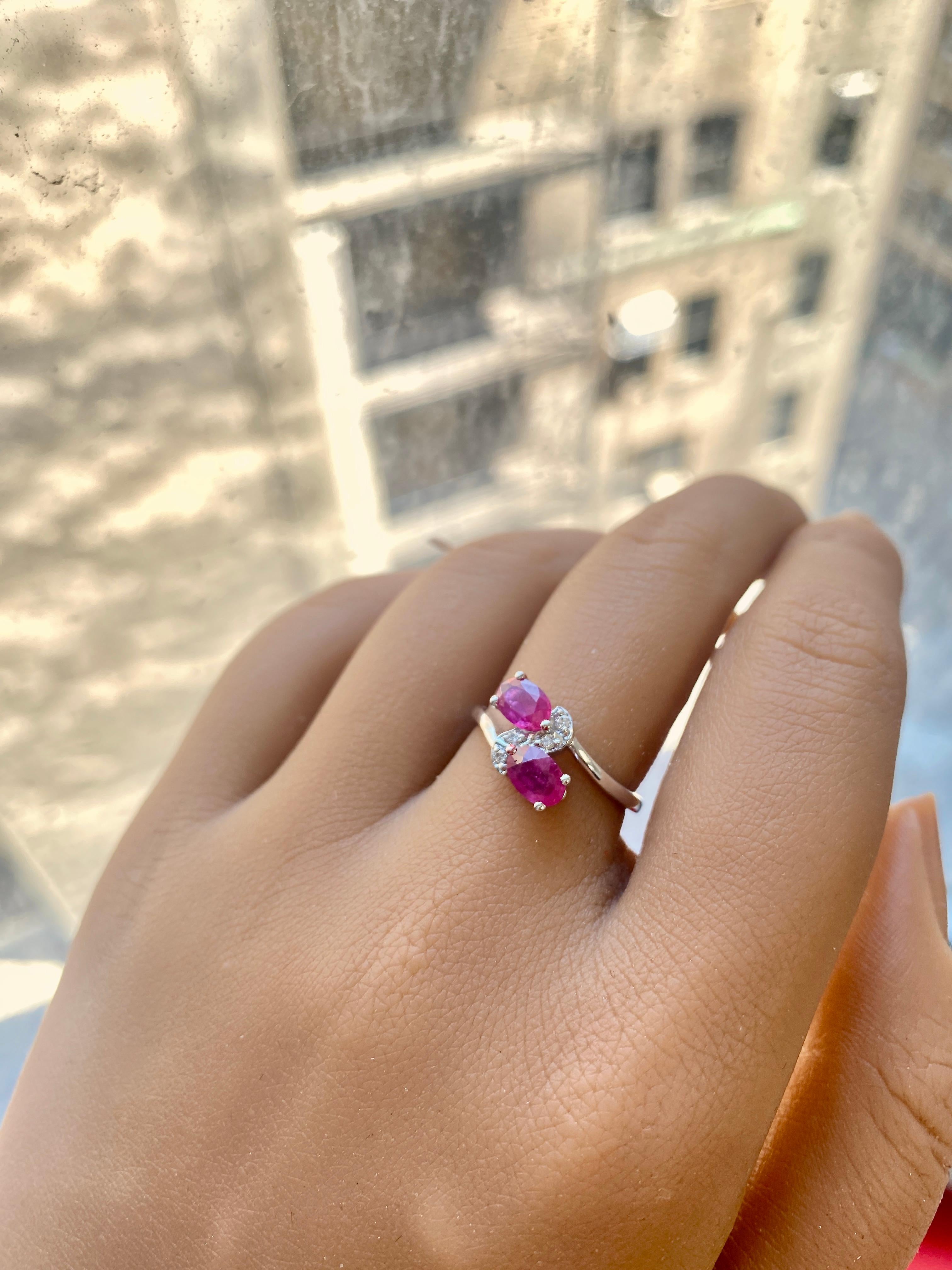 A crossover shank! 2 Beautiful rubies! 4 gorgeous white diamonds! Add them together, and you get this amazing piece of work! This ring consists of 2 amazing rubies set in a 3 prong setting in white gold to bring out the red tone! It is a lightweight