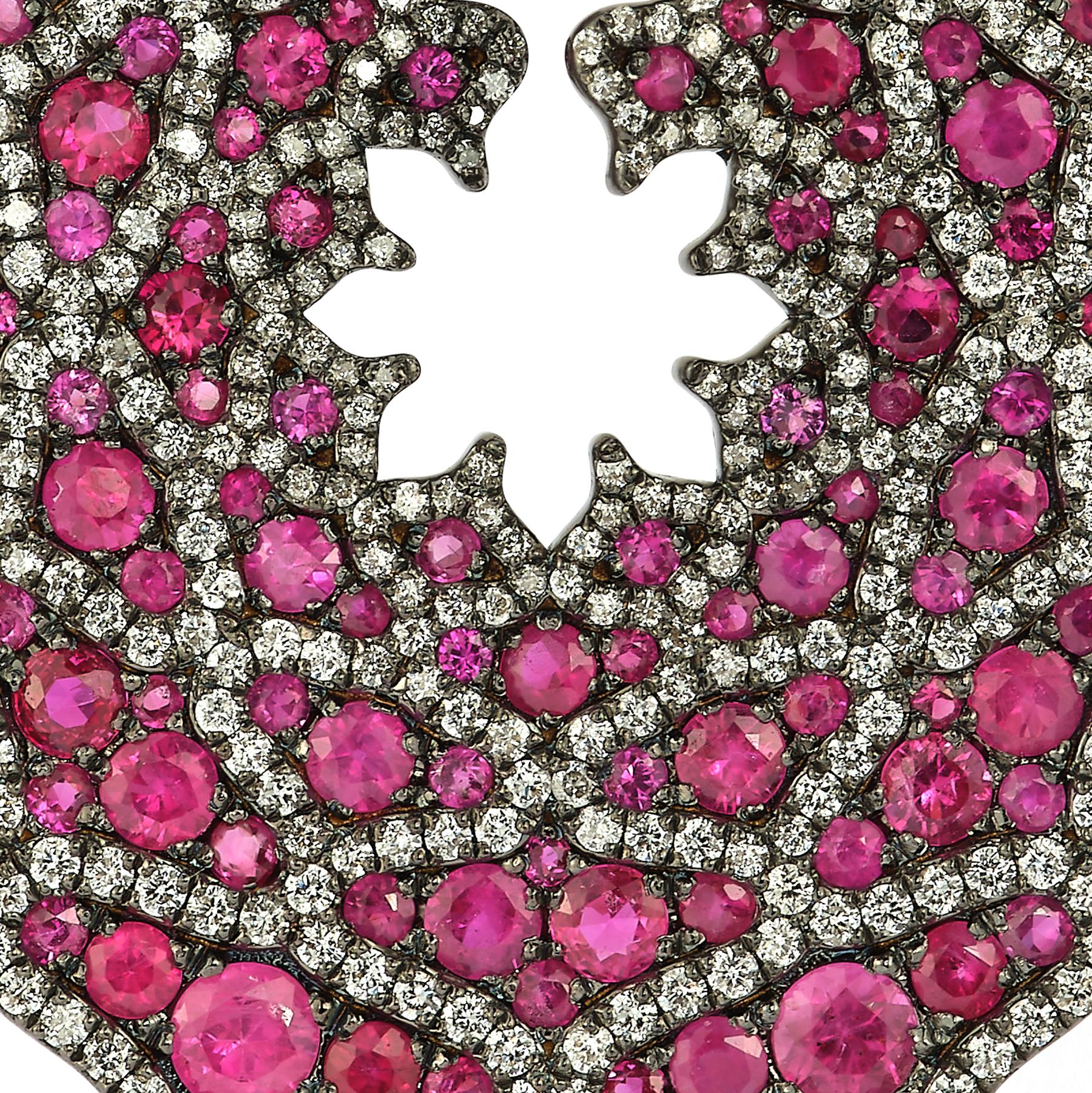 Ces boucles d'oreilles enchanteresses mettent en valeur des rubis et des diamants taillés en rond et disposés dans un motif de toile d'araignée saisissant, exhalant une aura de sophistication avec une touche d'audace artistique. 

Détails

Métal :