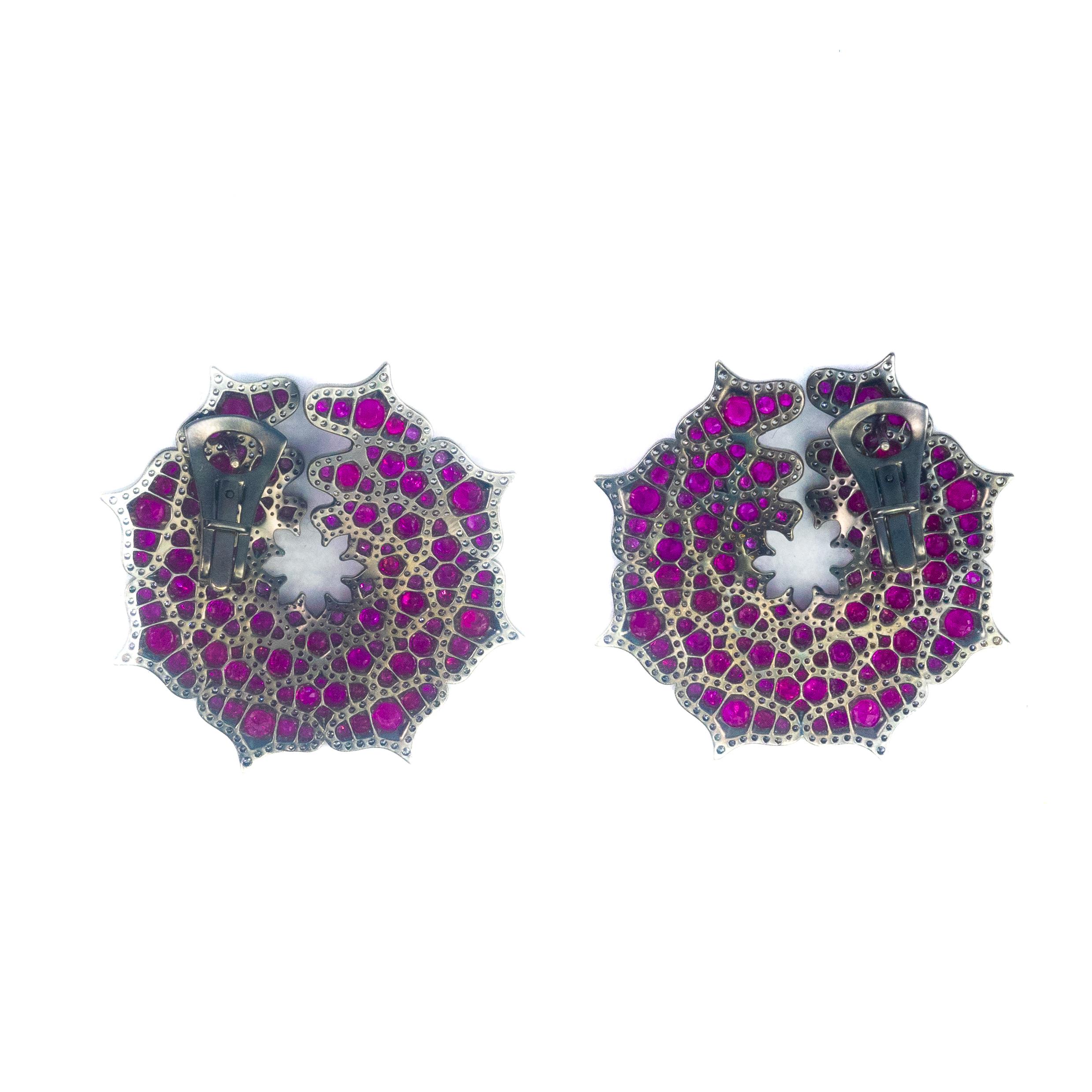 Taille ronde Boucles d'oreilles spirales en toile d'araignée avec rubis et diamants en vente